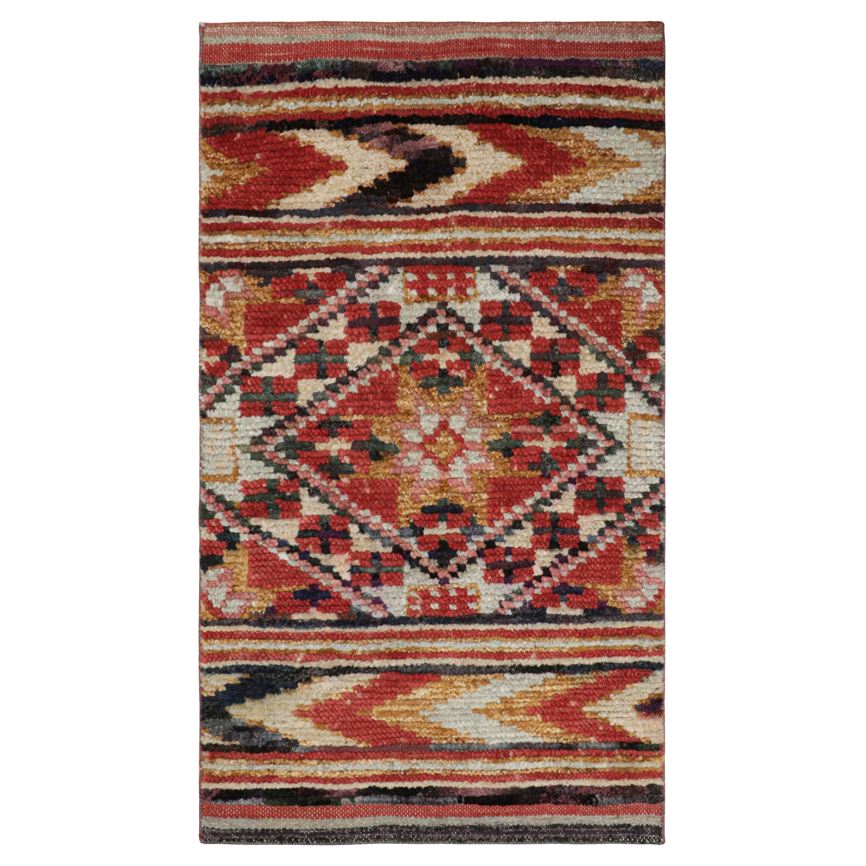 Rug & Kilim's Marokkanischer Teppich mit polychromen geometrischen Berbermustern