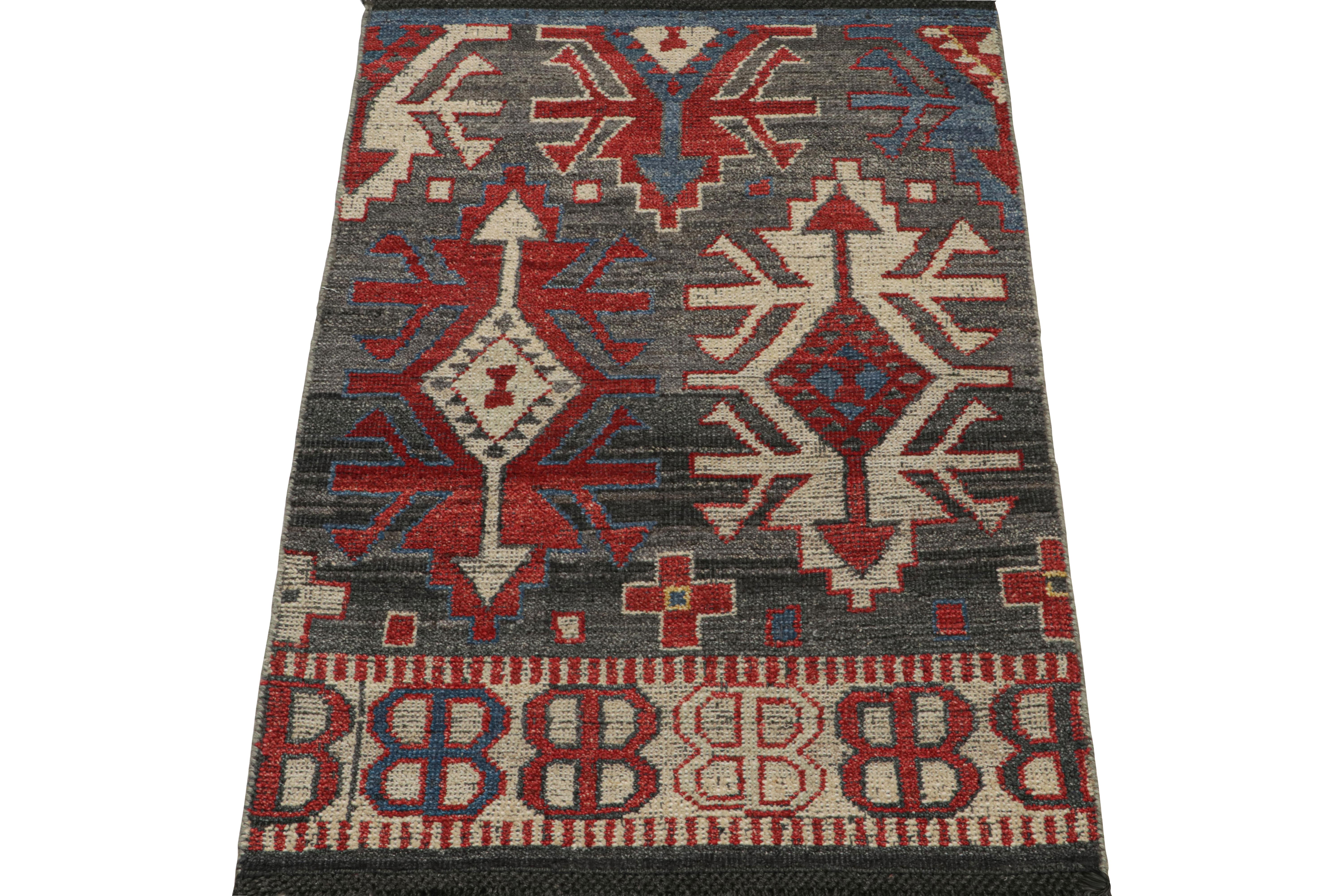Kaukasischer Stammesteppich von Rug & Kilim in Grau mit geometrischen Mustern (Moderne) im Angebot