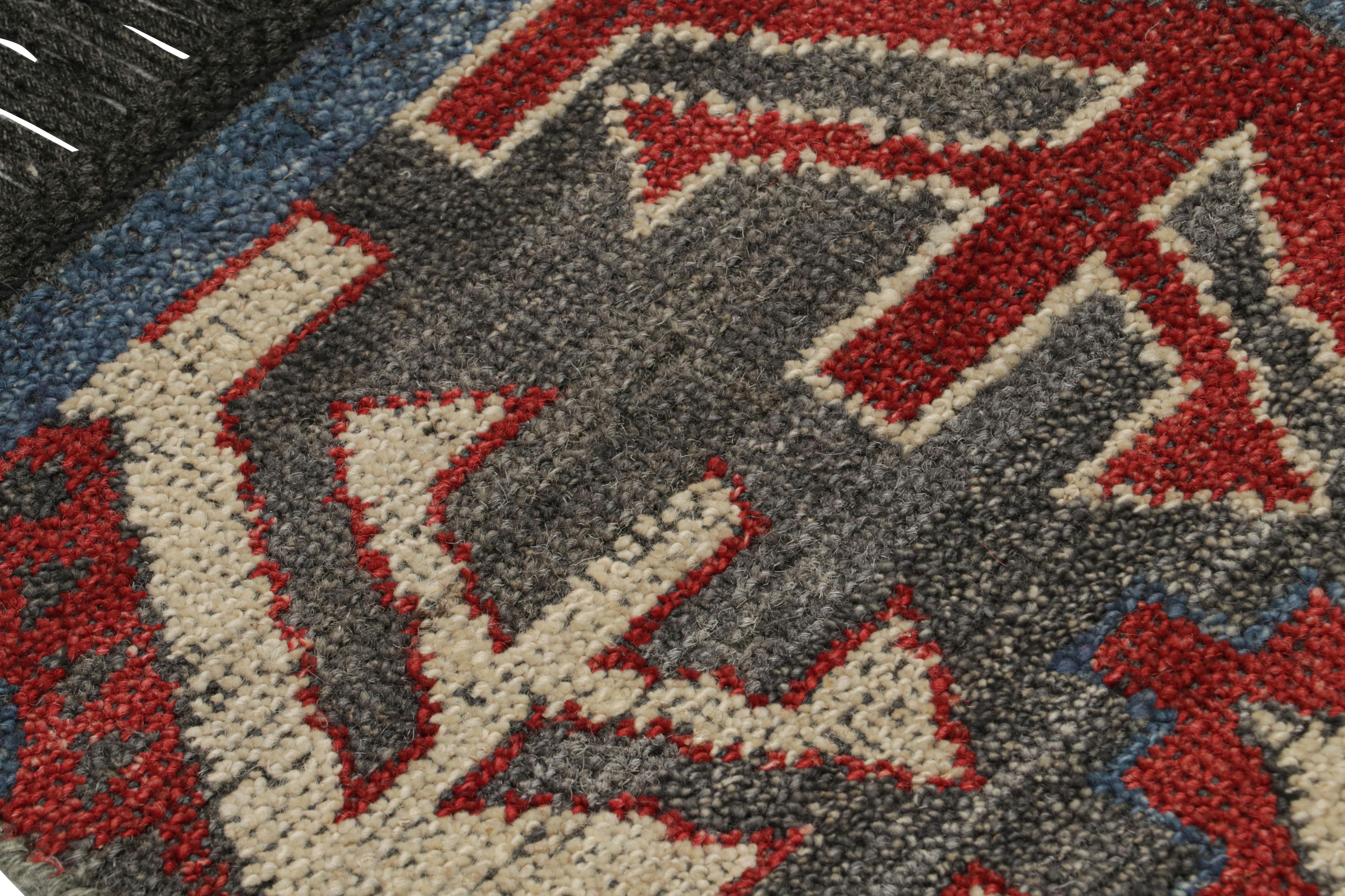 Kaukasischer Stammesteppich von Rug & Kilim in Grau mit geometrischen Mustern (Indisch) im Angebot