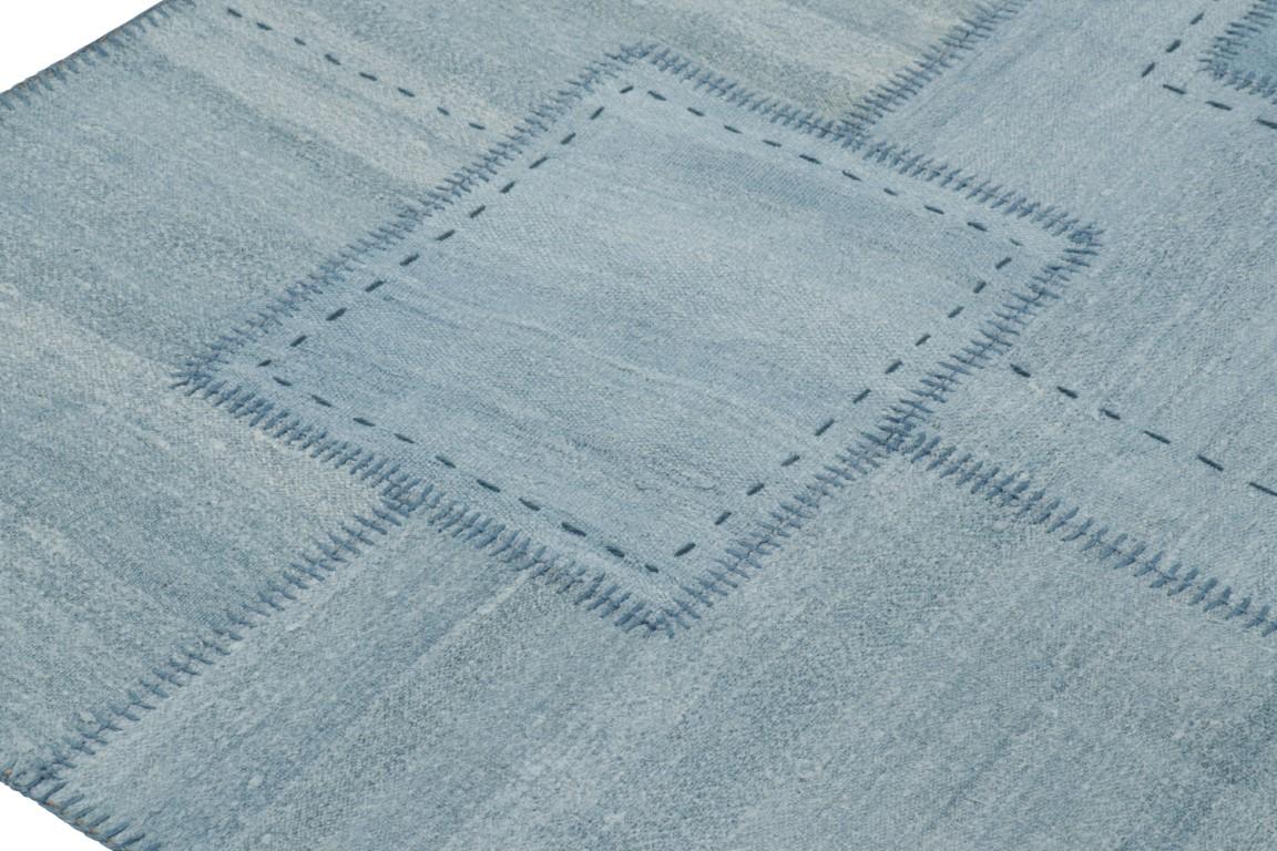 Vintage-Patchwork-Teppich in blauen, weißen und grauen Tönen - Rug & Kilim (Moderne der Mitte des Jahrhunderts) im Angebot