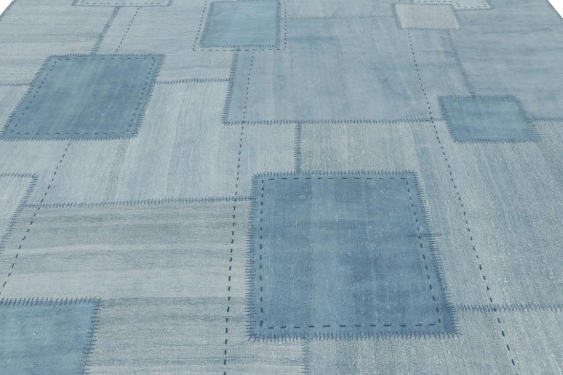 Vintage-Patchwork-Teppich in blauen, weißen und grauen Tönen - Rug & Kilim (Türkisch) im Angebot