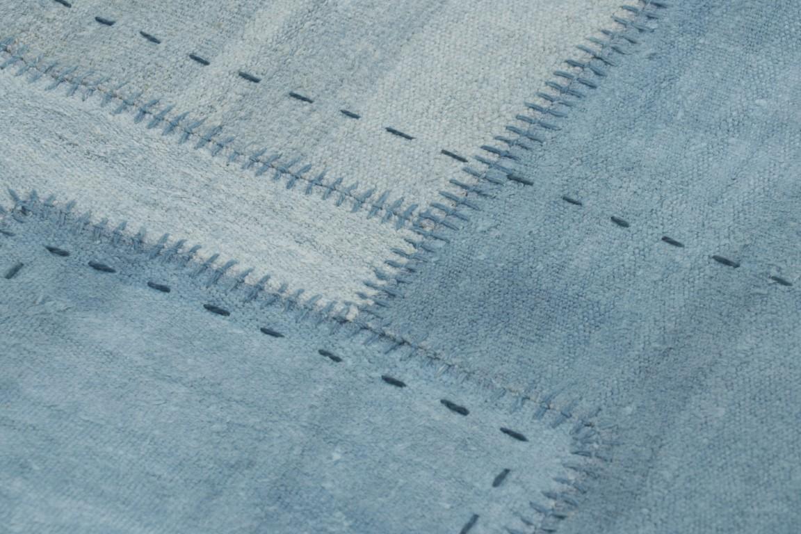 Vintage-Patchwork-Teppich in blauen, weißen und grauen Tönen - Rug & Kilim im Zustand „Gut“ im Angebot in Long Island City, NY