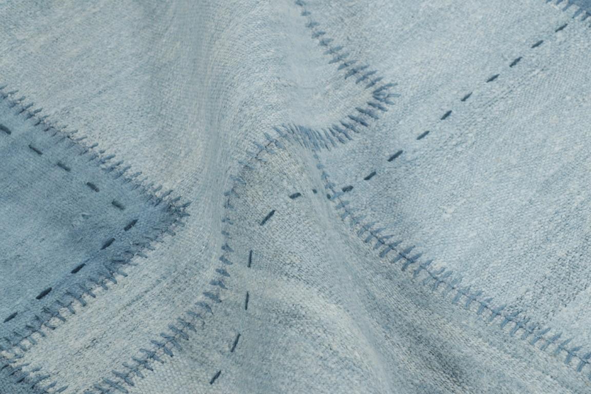 Vintage-Patchwork-Teppich in blauen, weißen und grauen Tönen - Rug & Kilim (Mitte des 20. Jahrhunderts) im Angebot