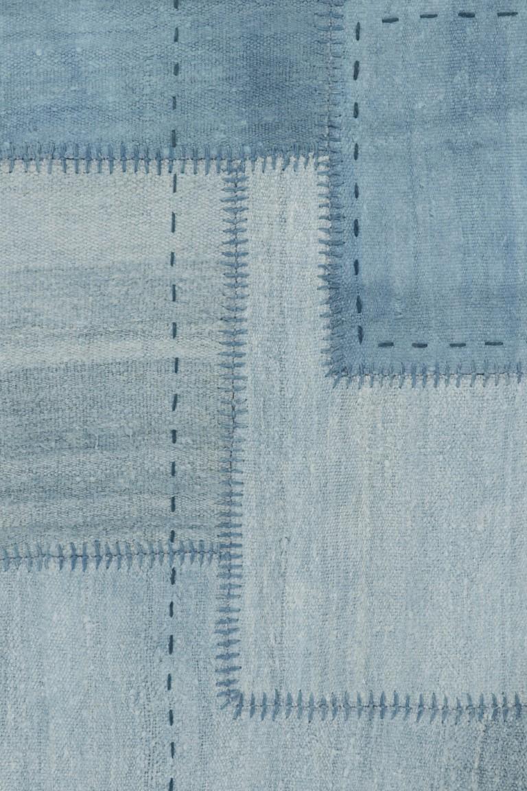 Vintage-Patchwork-Teppich in blauen, weißen und grauen Tönen - Rug & Kilim (Handgewebt) im Angebot