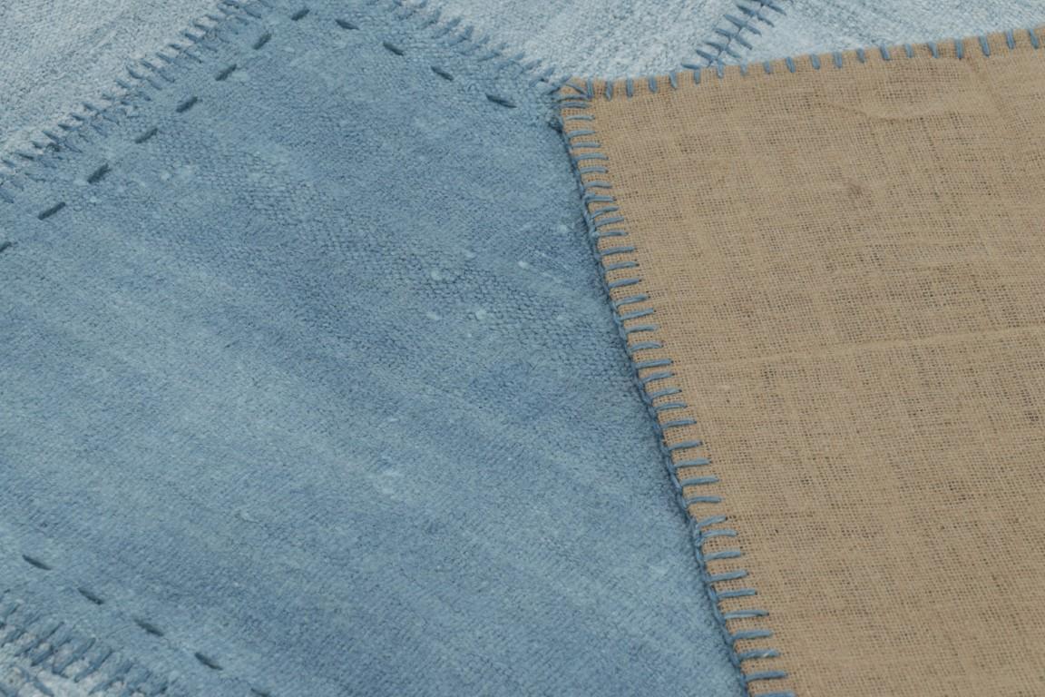 Vintage-Patchwork-Teppich in blauen, weißen und grauen Tönen - Rug & Kilim (Wolle) im Angebot