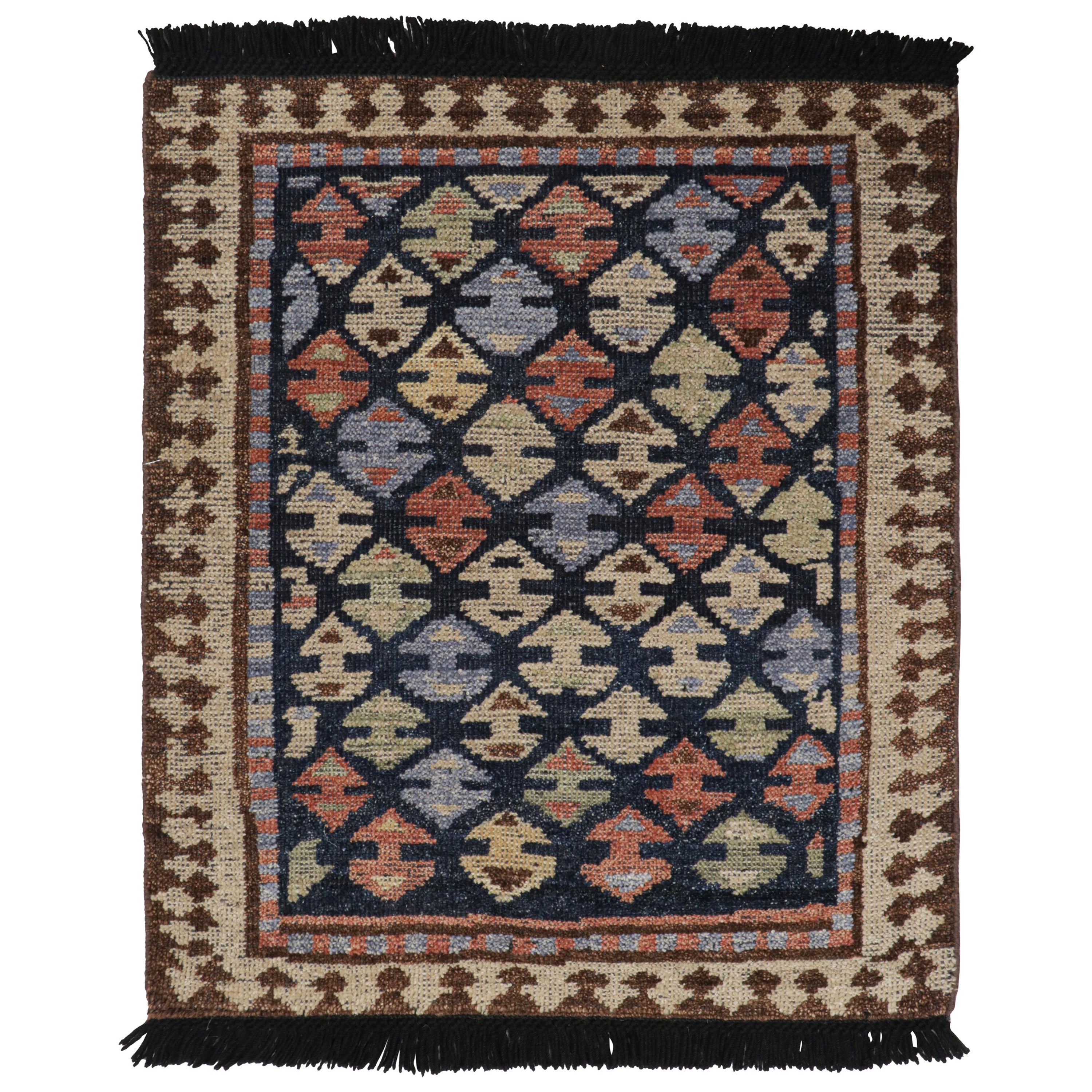 Rug & Kilim è un tappeto in stile turco di colore blu con motivi geometrici "Bukagi". in vendita