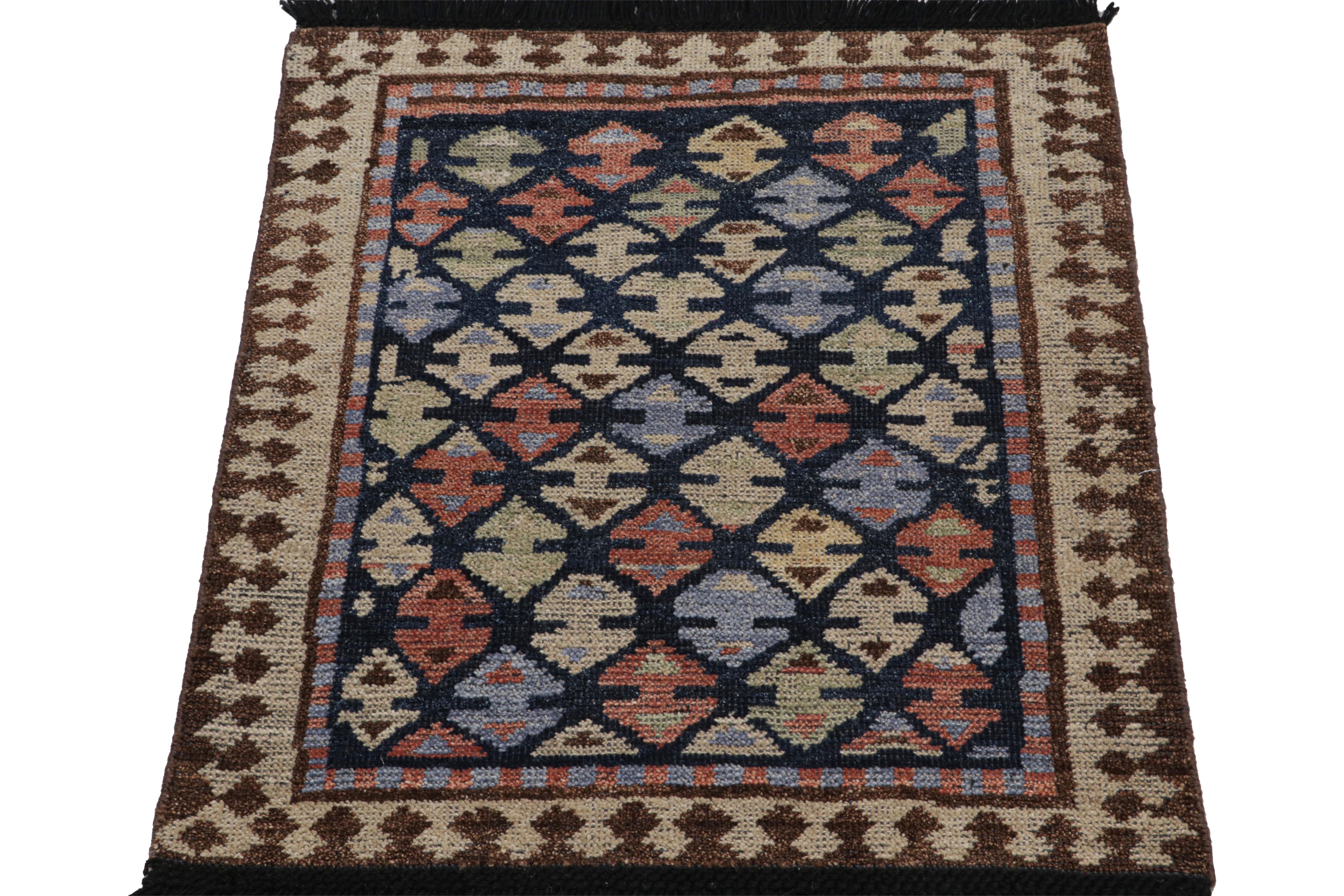 Moderno Rug & Kilim è un tappeto in stile turco di colore blu con motivi geometrici 