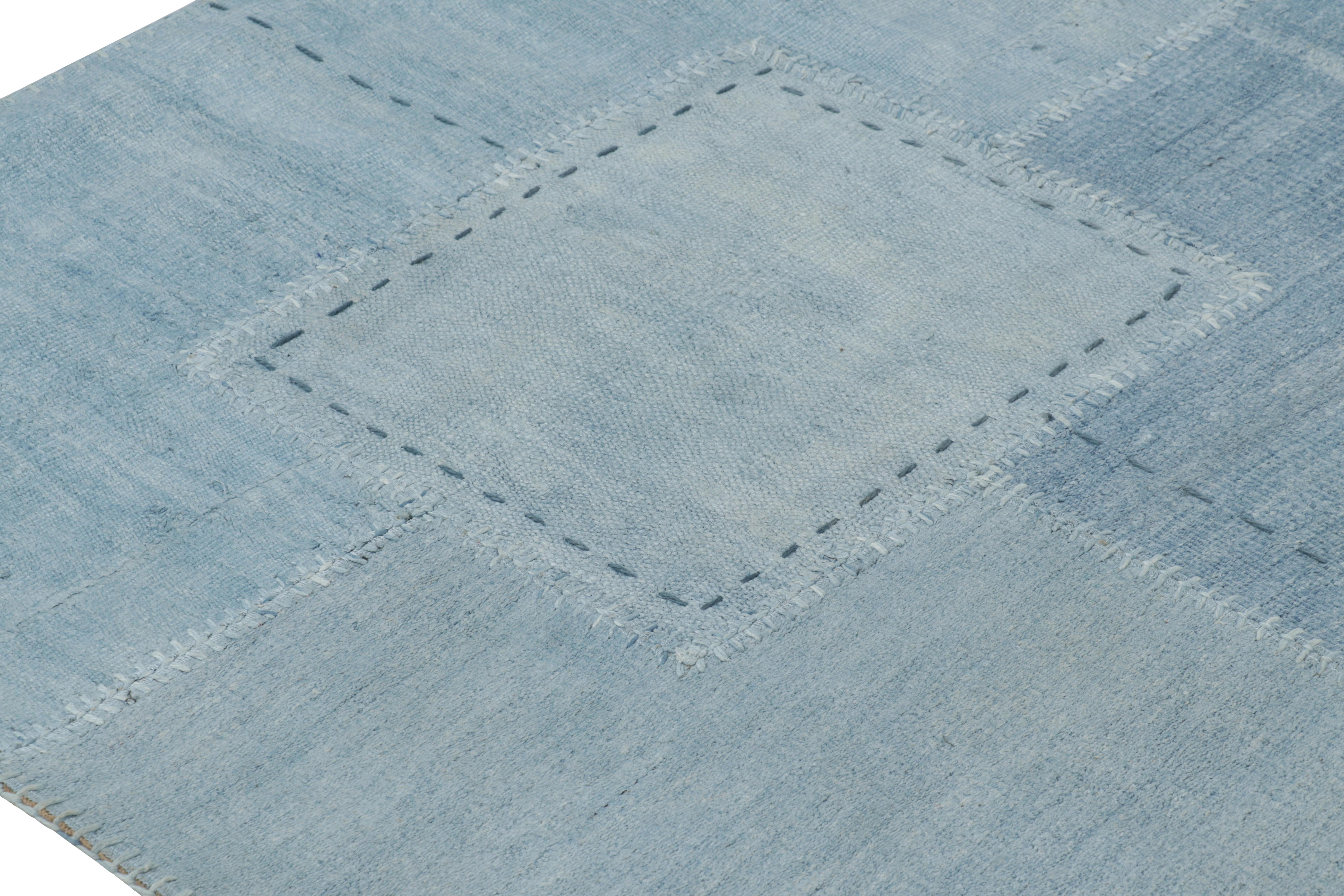 Vintage-Patchwork-Teppich in blauen, weißen und grauen Tönen - Rug & Kilim (Moderne der Mitte des Jahrhunderts) im Angebot