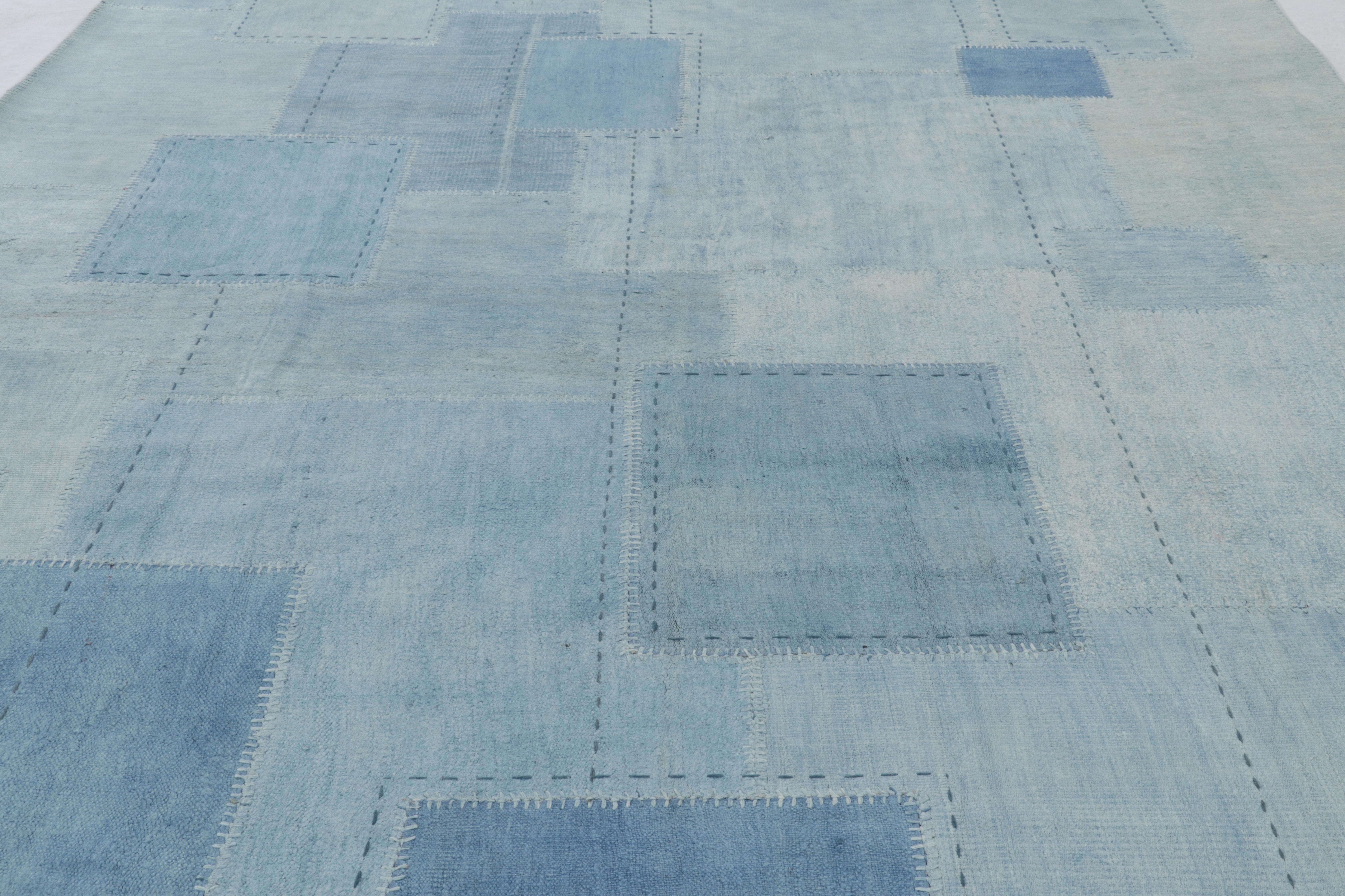 Vintage-Patchwork-Teppich in blauen, weißen und grauen Tönen - Rug & Kilim (Türkisch) im Angebot