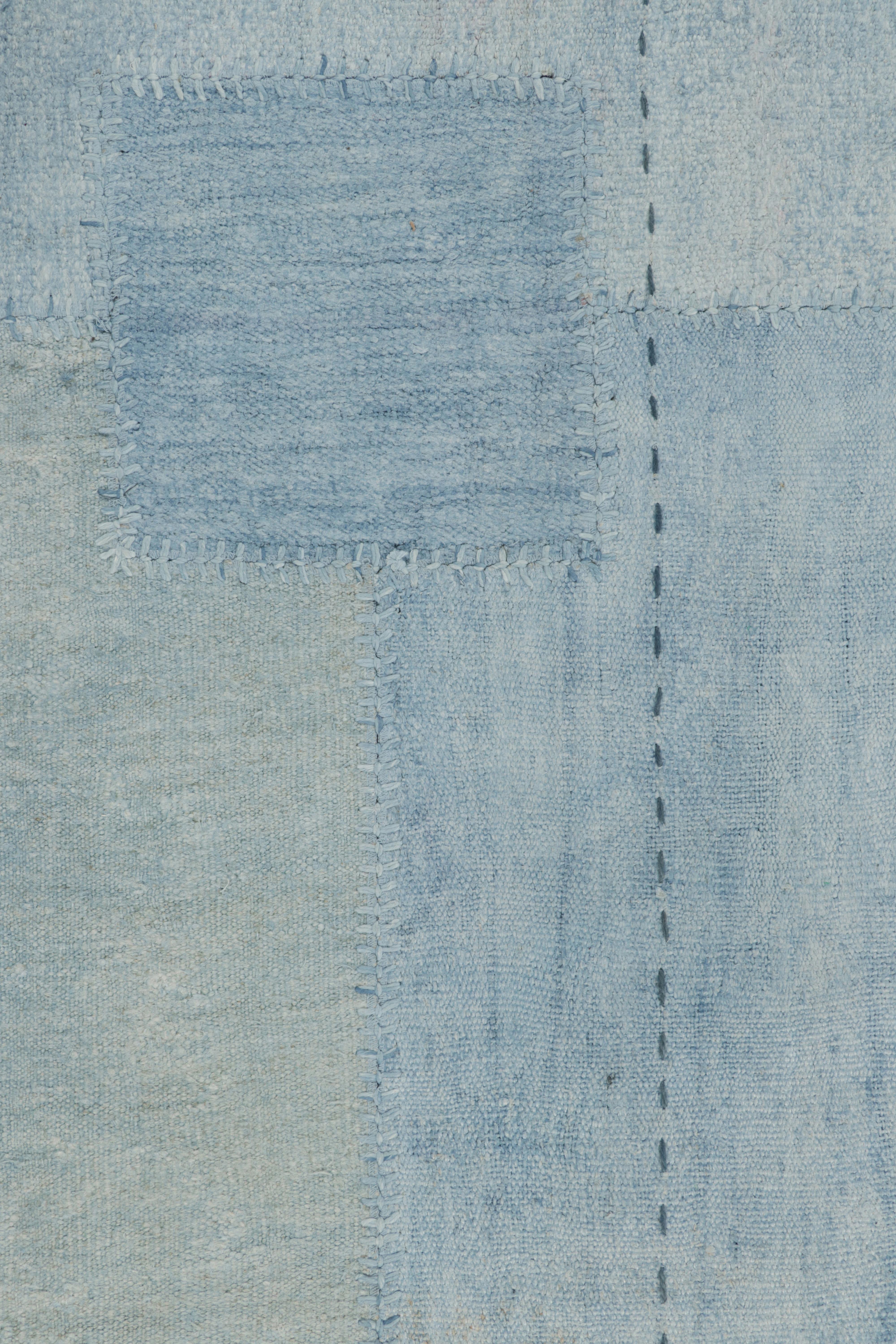 Vintage-Patchwork-Teppich in blauen, weißen und grauen Tönen - Rug & Kilim (Handgewebt) im Angebot