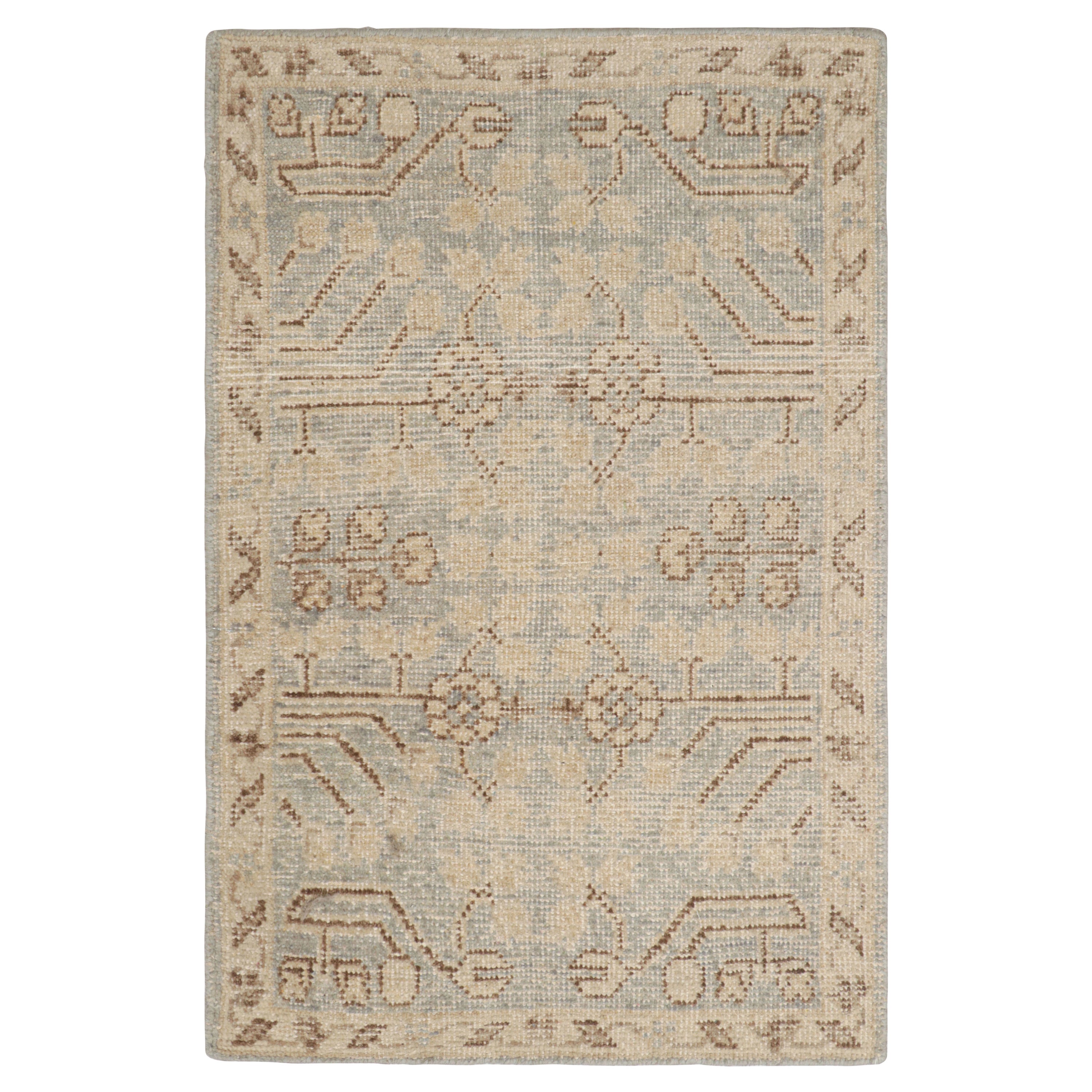Rug & Kilim's Khotan Samarkand Style Scatter Rug With Geometric Patterns (tapis à motifs géométriques)