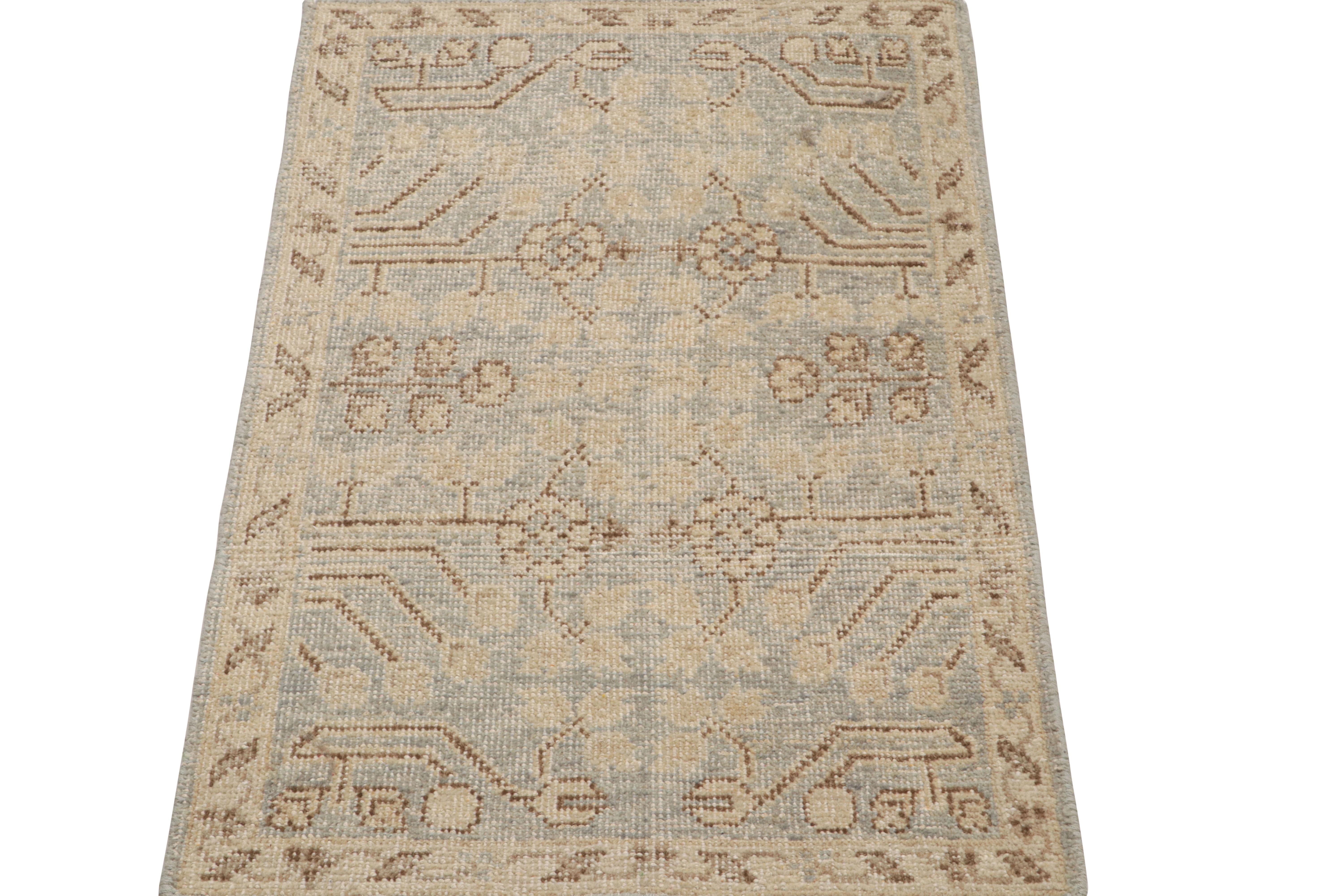 Noué à la main en laine, ce tapis 2x3 de Rug & Kilim s'inspire des tapis Khotan Samarkand. 

Sur le Design : 

Le bleu clair souligne les motifs géométriques en beige-brun, rappelant ainsi les célèbres illustrations florales 