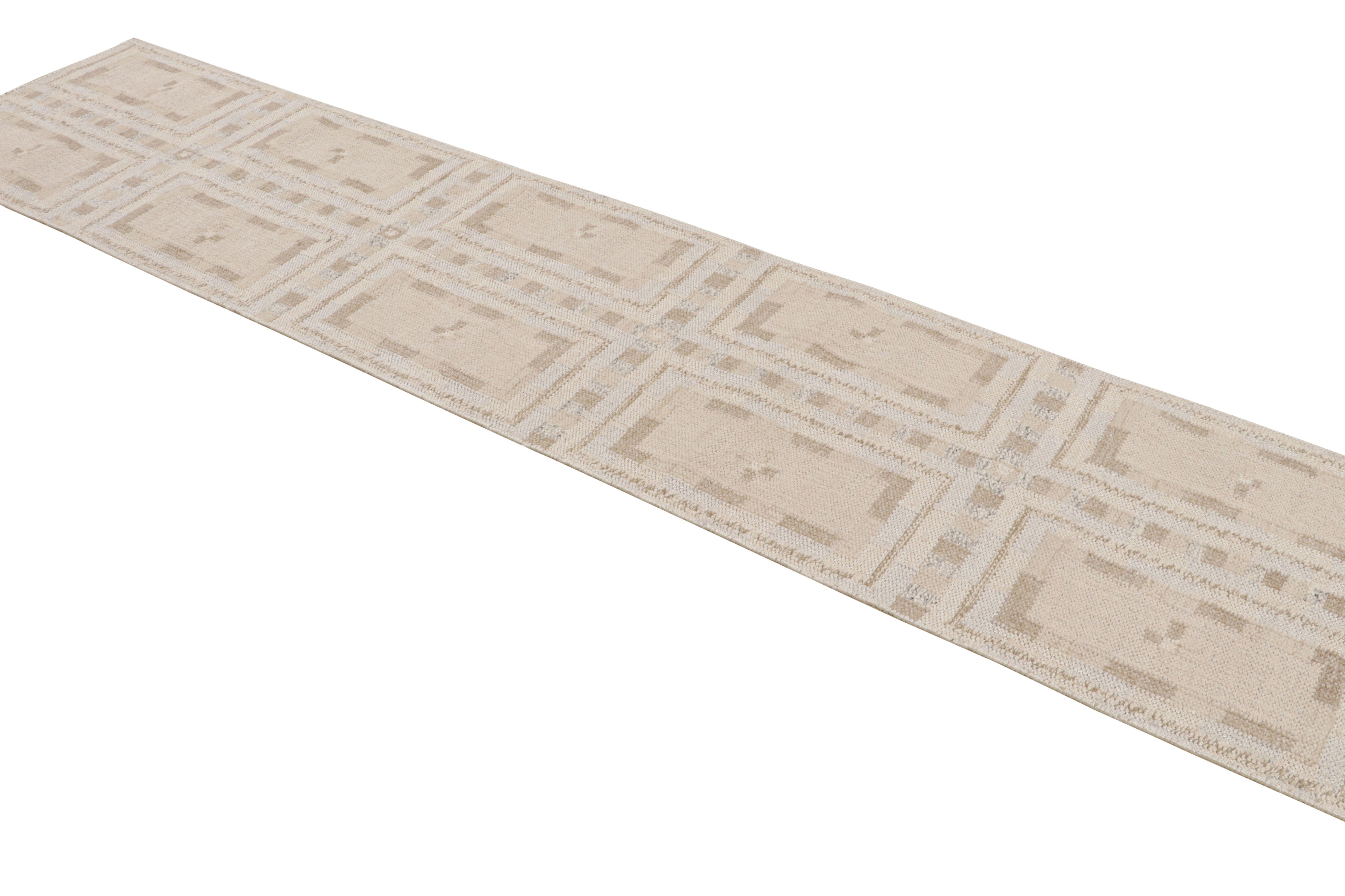 Scandinavo moderno Rug & Kilim: design personalizzato di tappeti in stile scandinavo con motivi geometrici in vendita