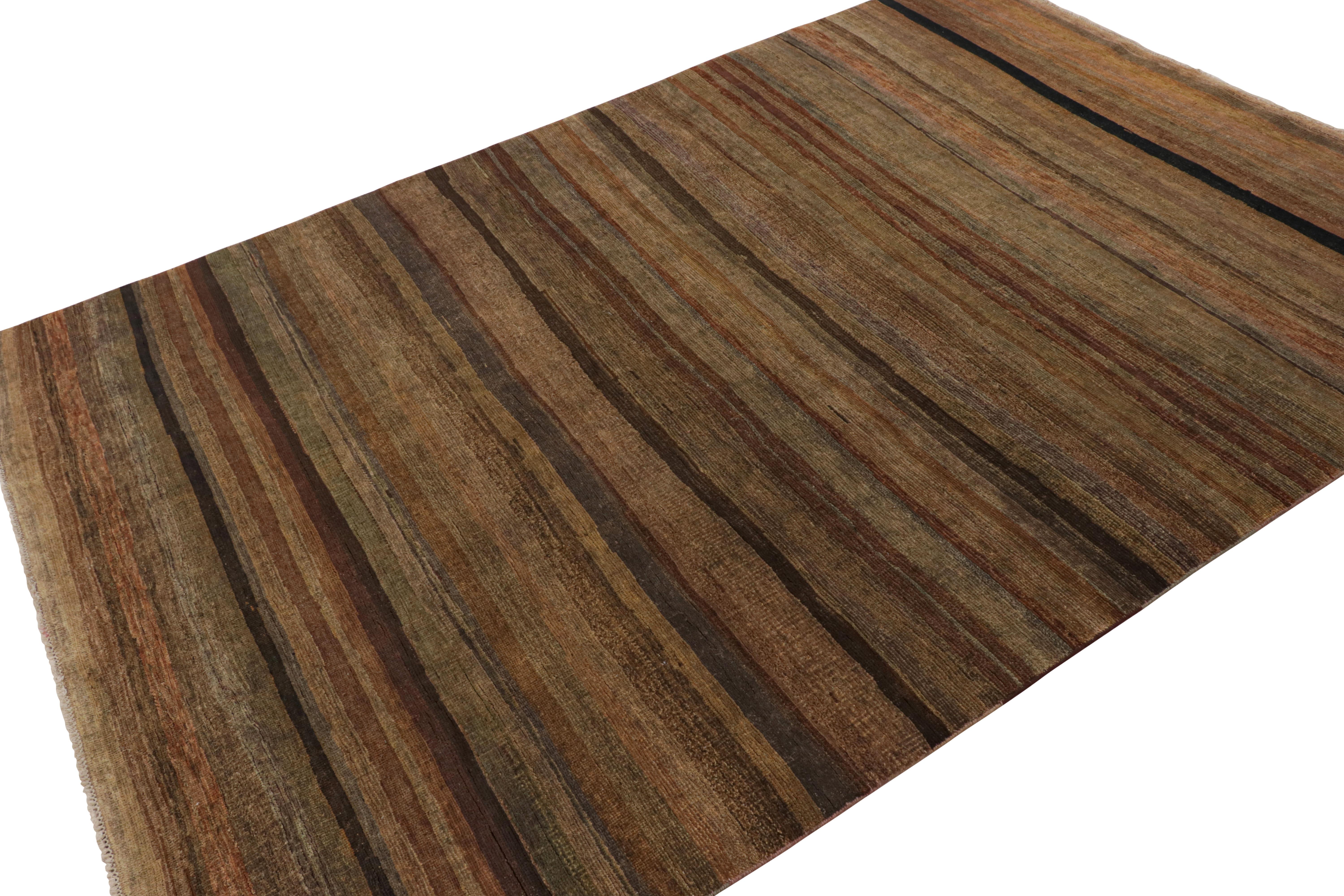 Indiano Rug & Kilim: Tappeto moderno a righe e strisce marroni e umbrine in vendita