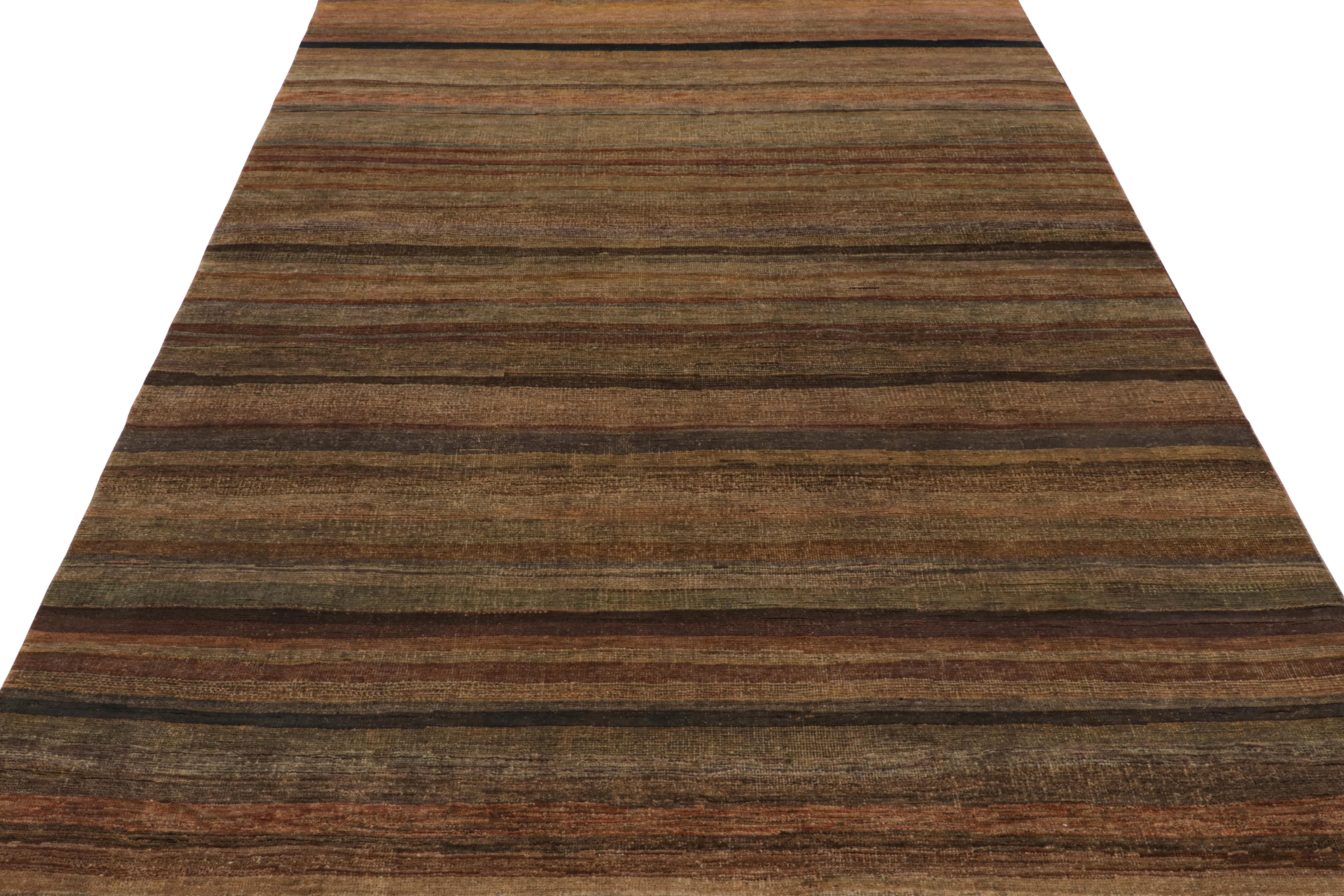 Annodato a mano Rug & Kilim: Tappeto moderno a righe e strisce marroni e umbrine in vendita