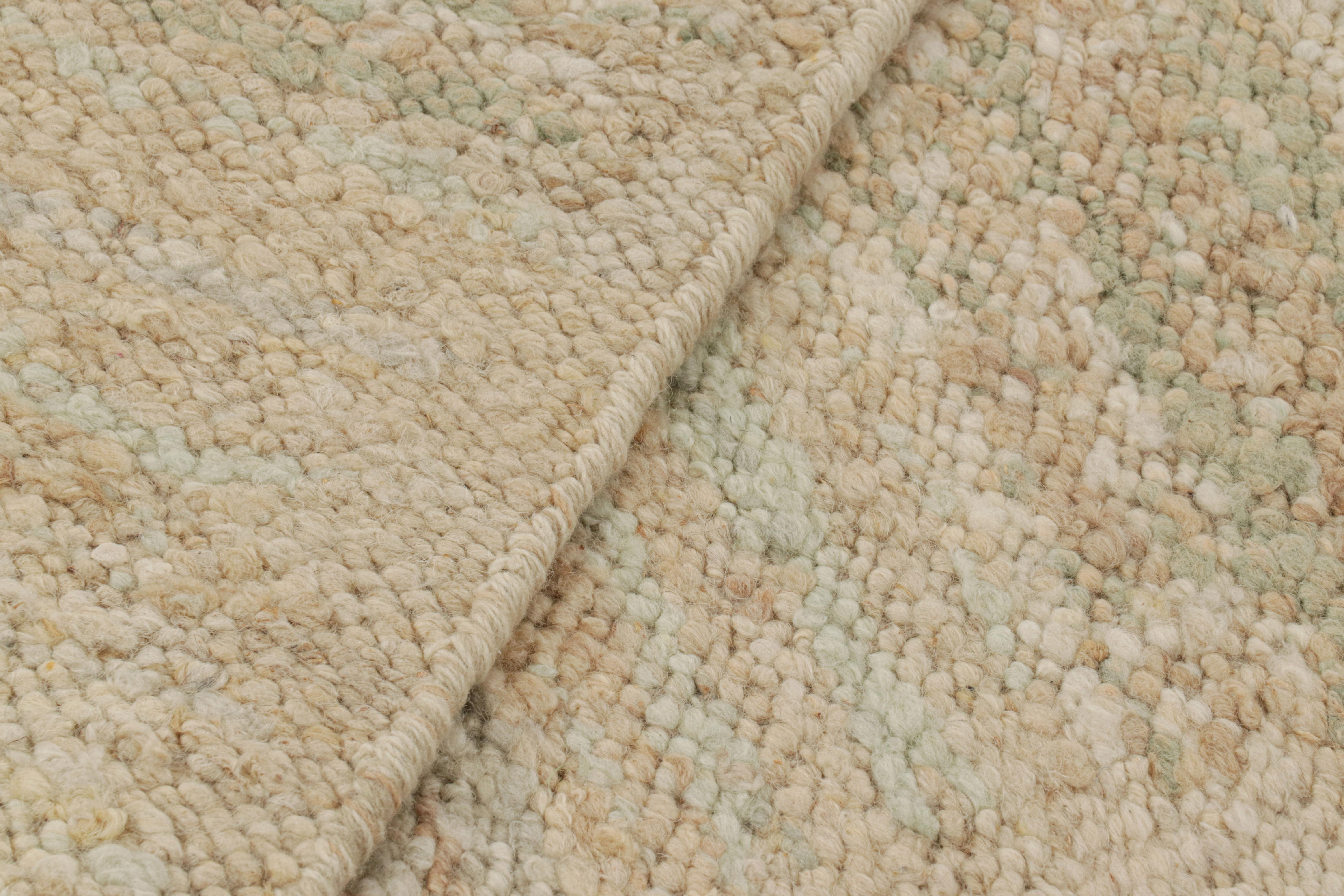 Rug & Kilim's Teppich im skandinavischen Stil in Beige mit bunten geometrischen Mustern (21. Jahrhundert und zeitgenössisch) im Angebot