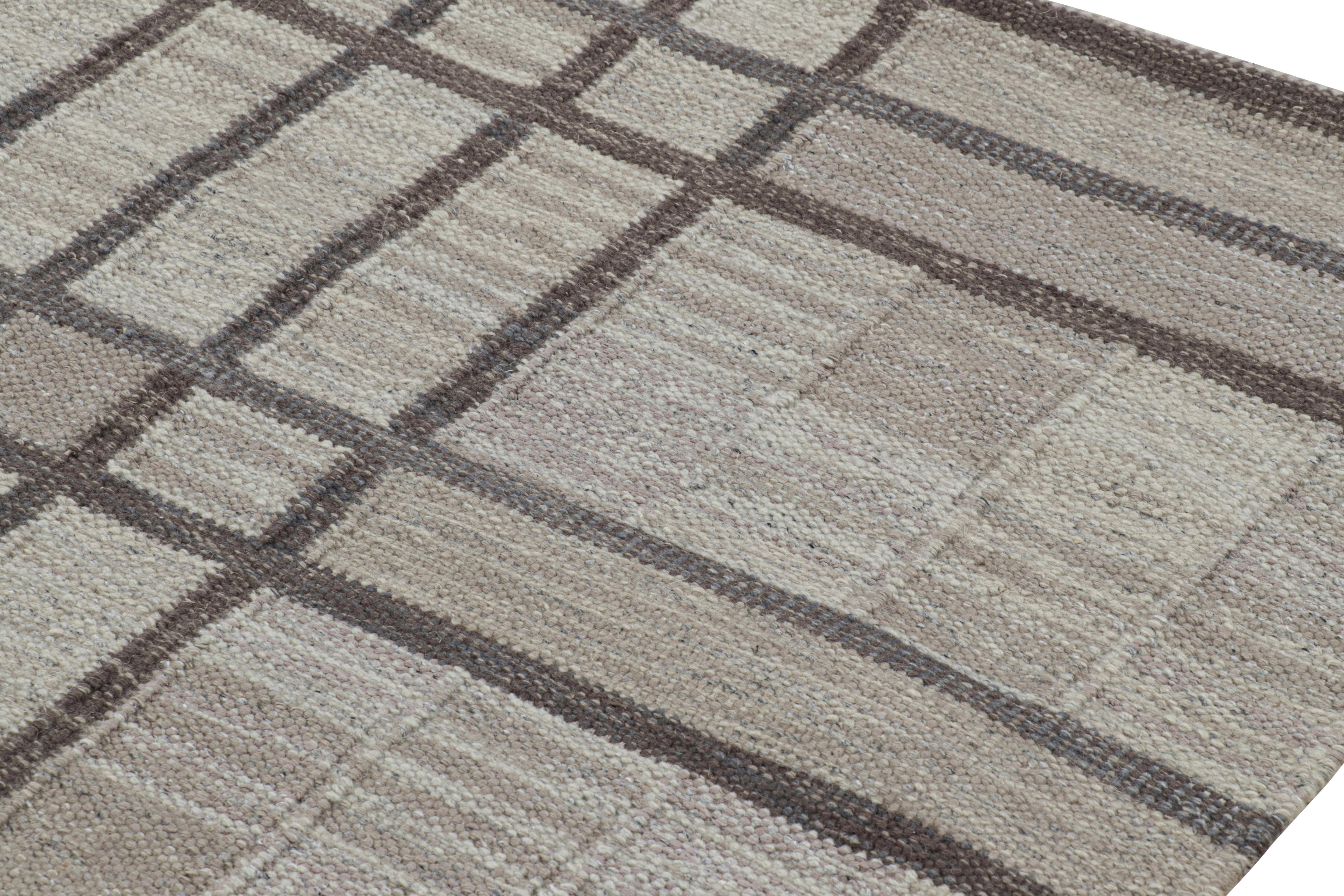Rug & Kilim è un tappeto in stile scandinavo con motivi geometrici sui toni del marrone In condizioni Nuovo in vendita a Long Island City, NY