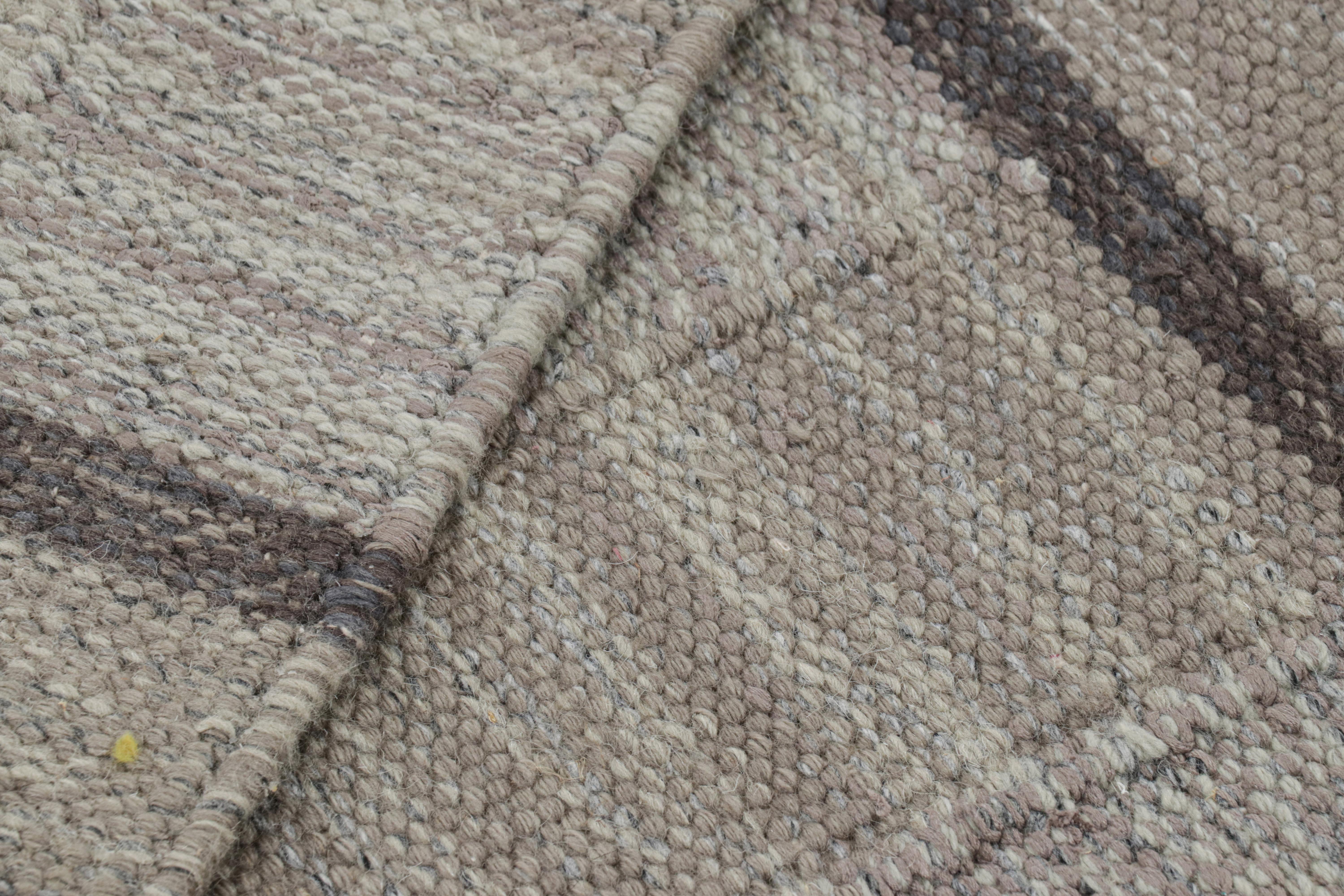 Lana Rug & Kilim è un tappeto in stile scandinavo con motivi geometrici sui toni del marrone in vendita