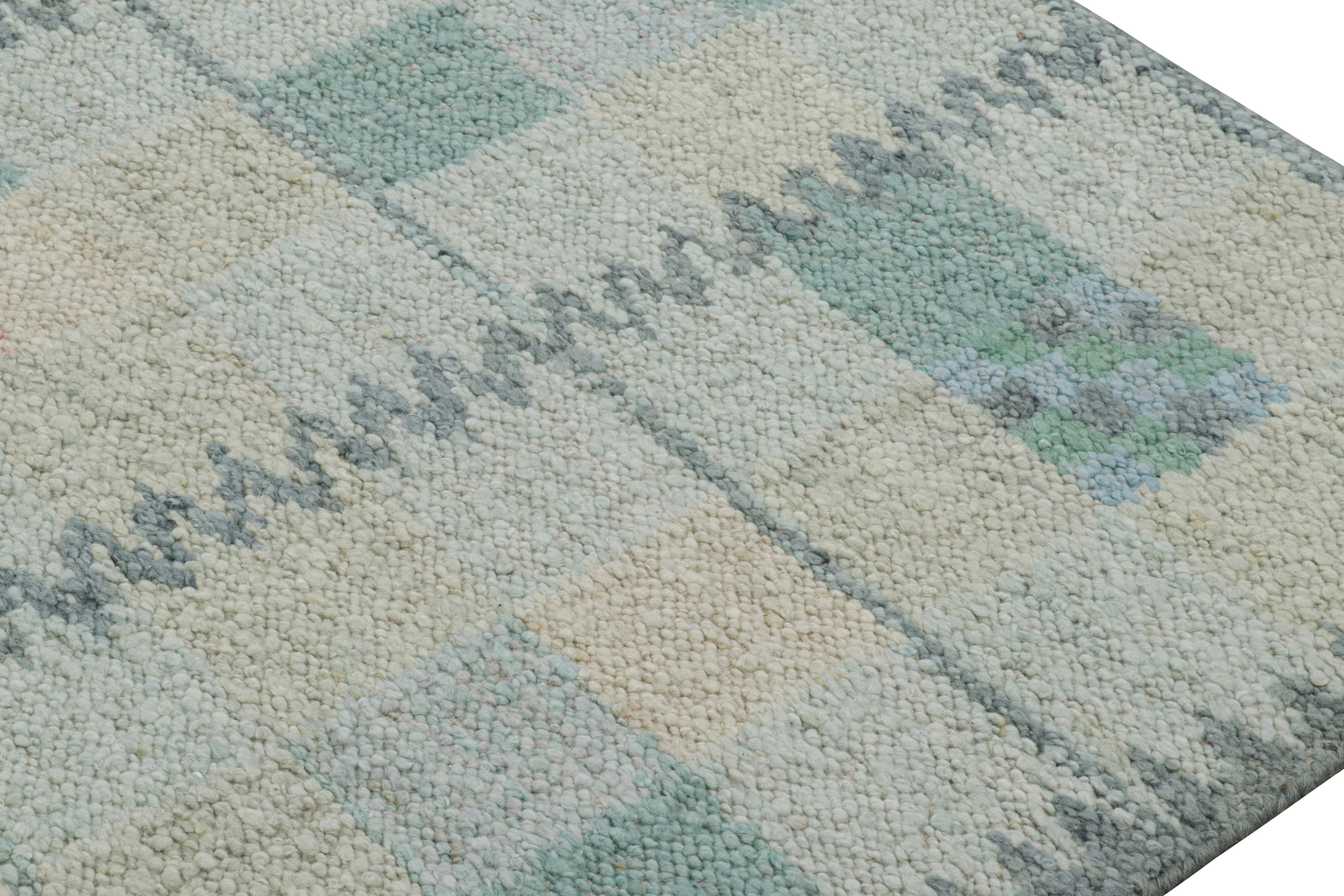 Rug & Kilim's Teppich im skandinavischen Stil in blaugrünen Tönen mit geometrischen Mustern im Zustand „Neu“ im Angebot in Long Island City, NY