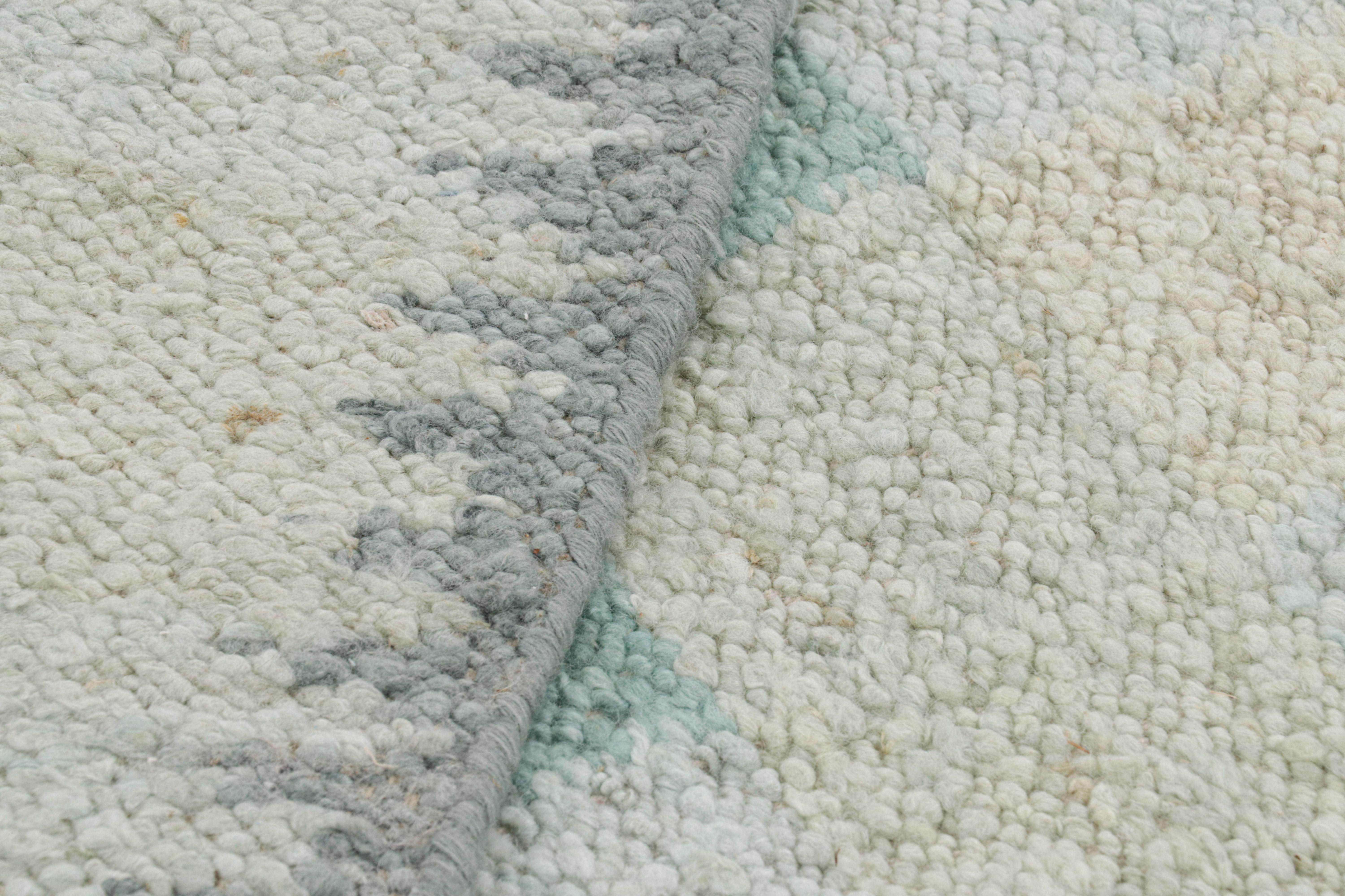 Rug & Kilim's Teppich im skandinavischen Stil in blaugrünen Tönen mit geometrischen Mustern (21. Jahrhundert und zeitgenössisch) im Angebot