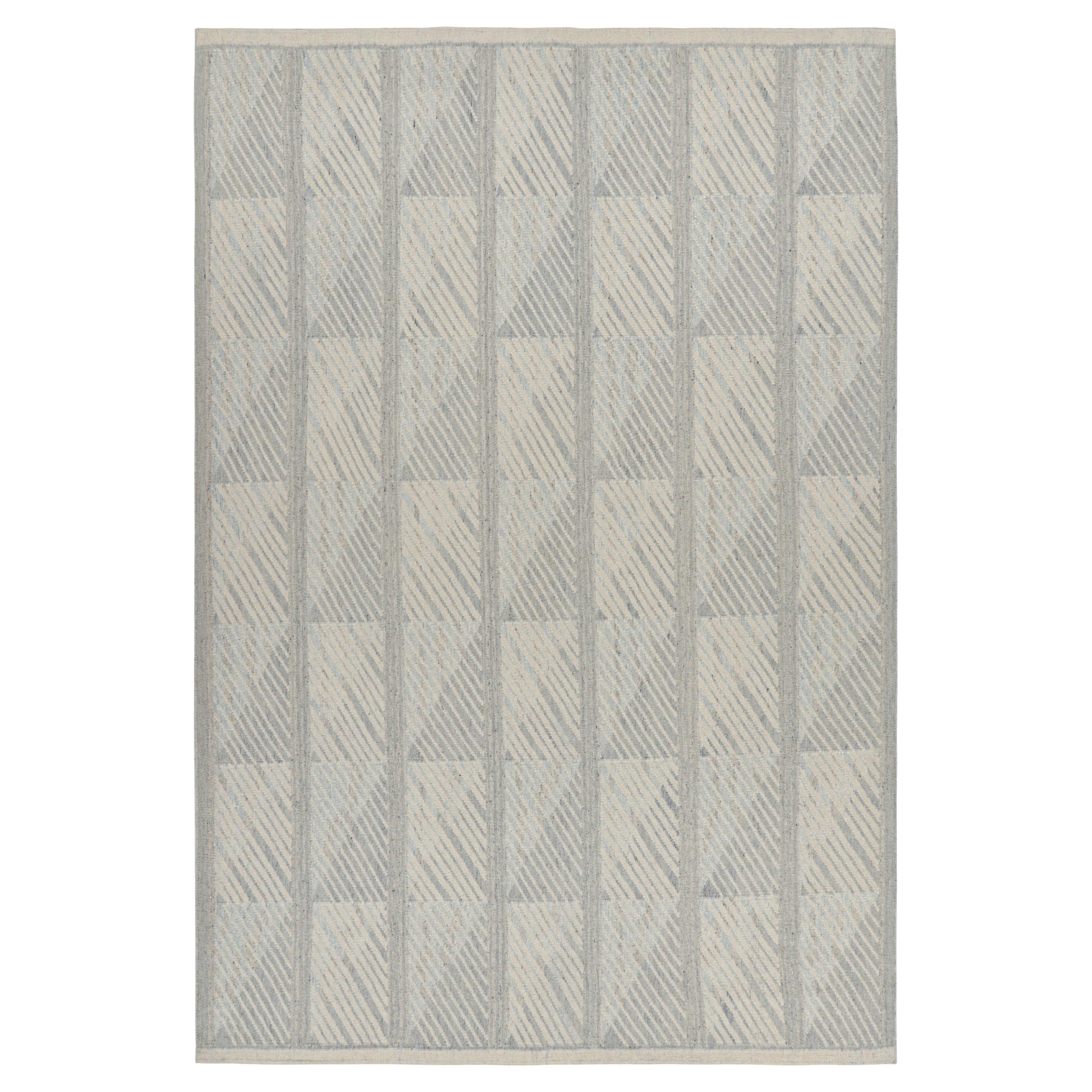 Rug & Kilim's Teppich im skandinavischen Stil in Blau und Grau mit geometrischen Mustern