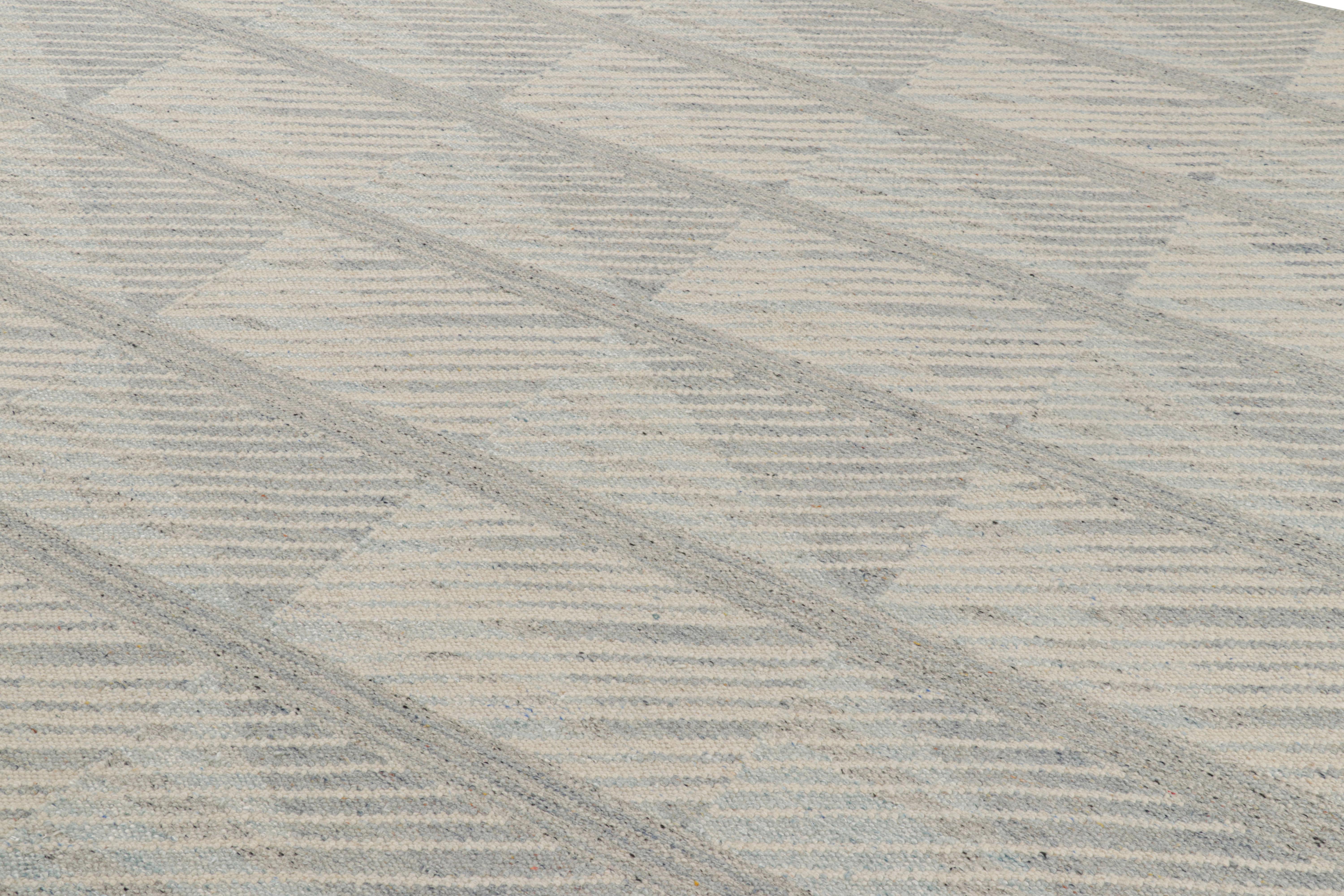 Dieser 10x14 große Teppich ist eine kühne Neuheit in der Scandinavian Collection'S von Rug & Kilim. Das handgewebte Flachgewebe aus Wolle mit ungefärbten Naturgarnen ist von schwedischen minimalistischen Designs inspiriert.

Über das Design: