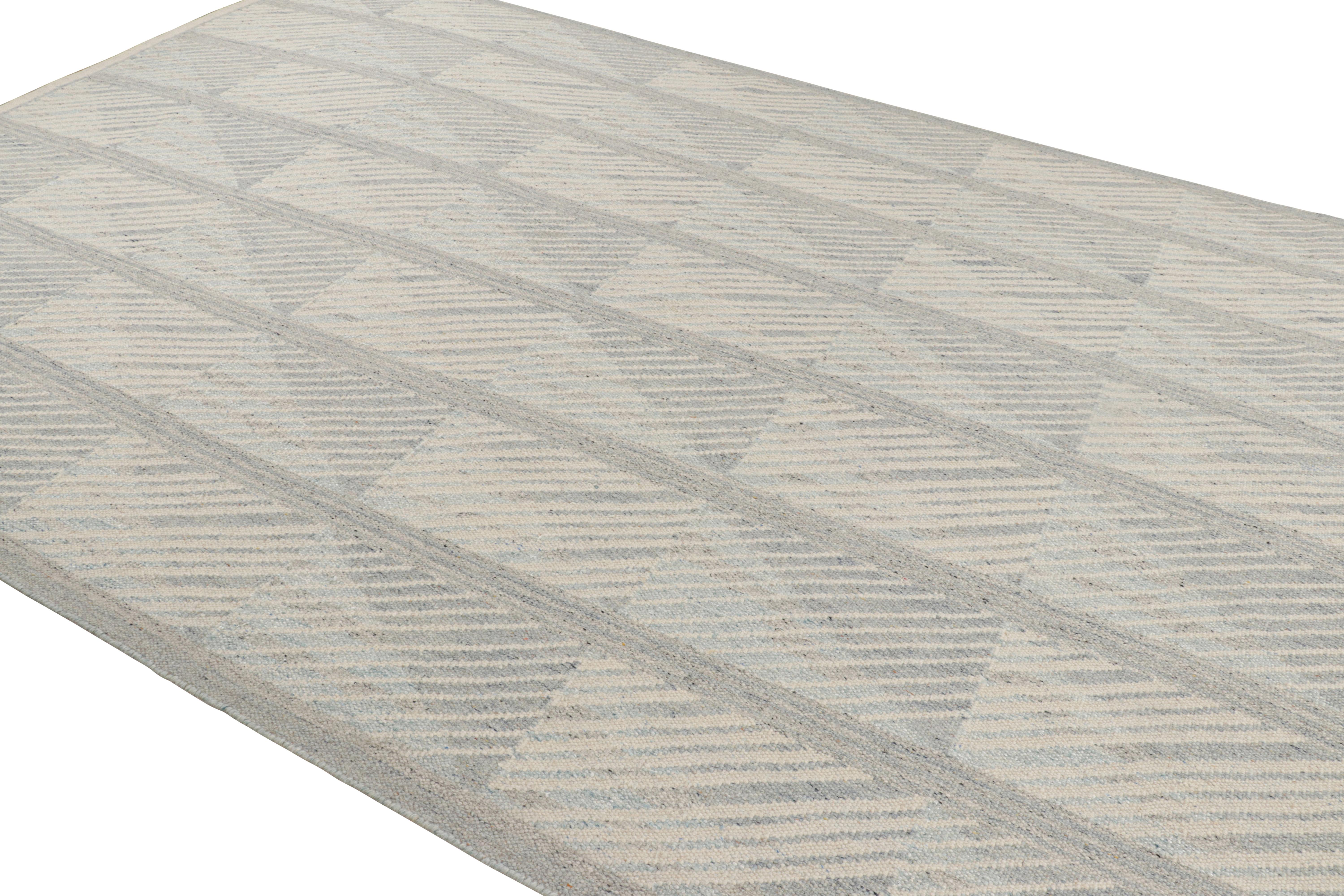 Rug & Kilim's Teppich im skandinavischen Stil in Blau und Grau mit geometrischen Mustern (Indisch) im Angebot