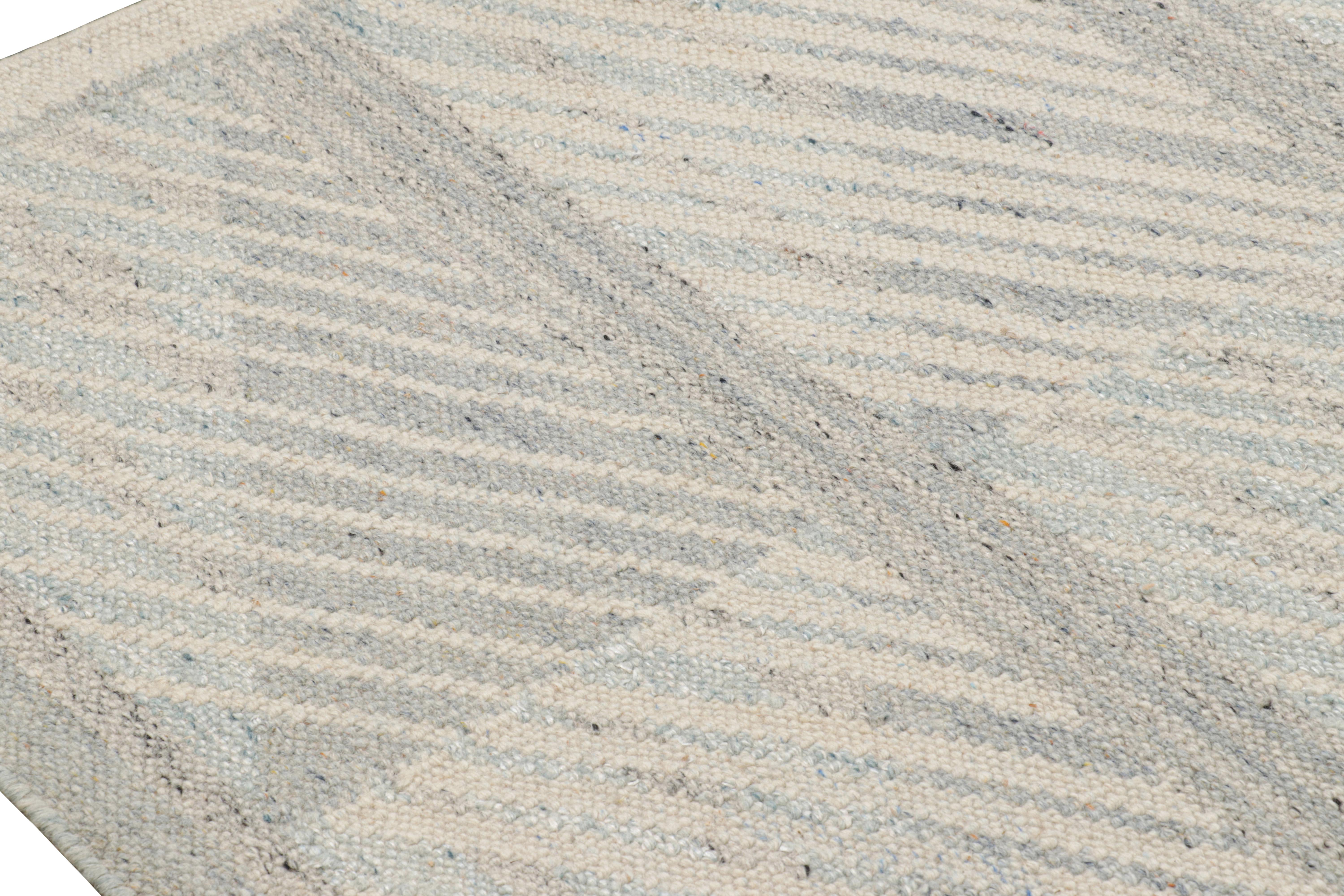 Rug & Kilim's Teppich im skandinavischen Stil in Blau und Grau mit geometrischen Mustern im Zustand „Neu“ im Angebot in Long Island City, NY