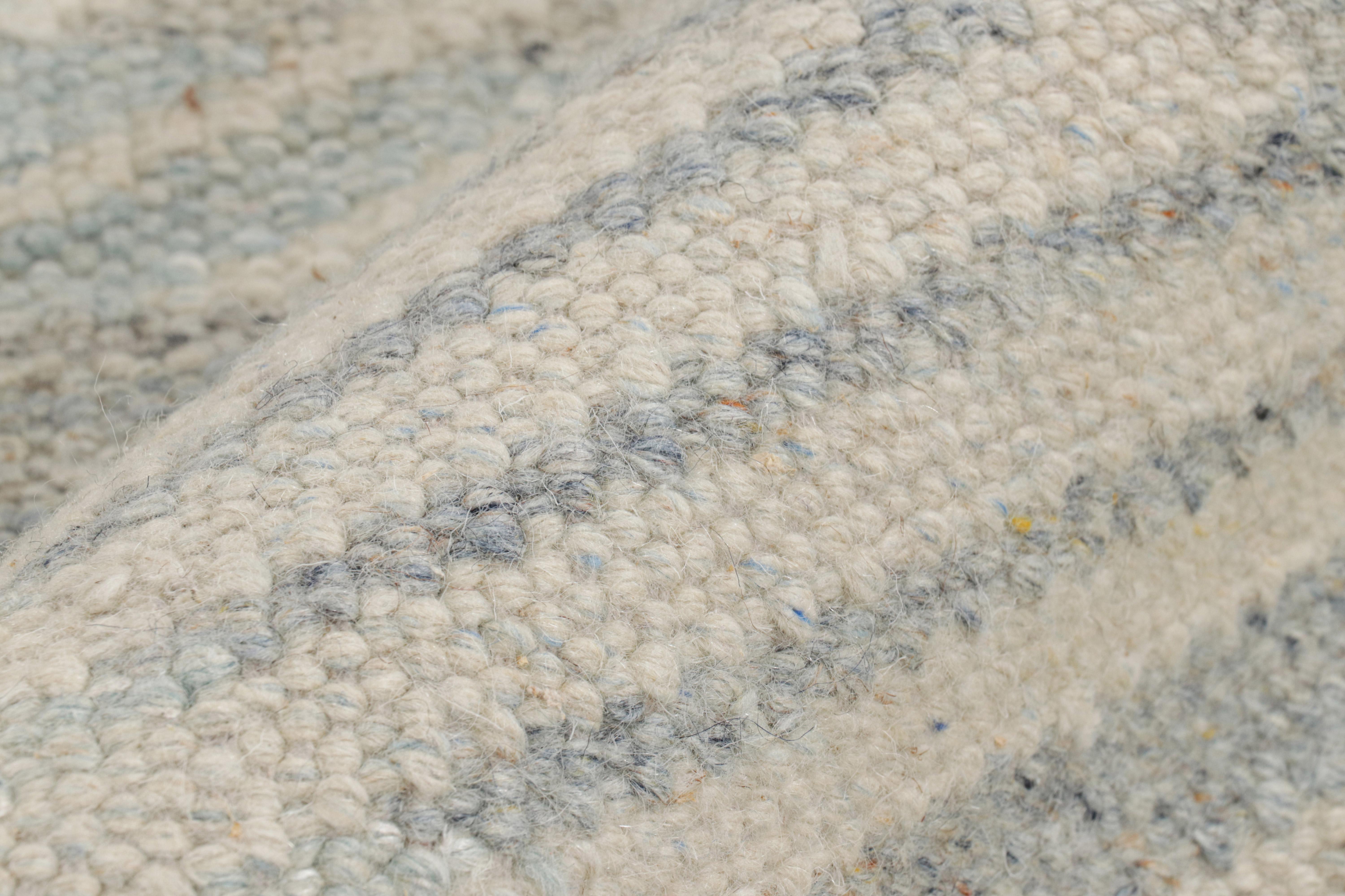 Rug & Kilim's Teppich im skandinavischen Stil in Blau und Grau mit geometrischen Mustern (21. Jahrhundert und zeitgenössisch) im Angebot