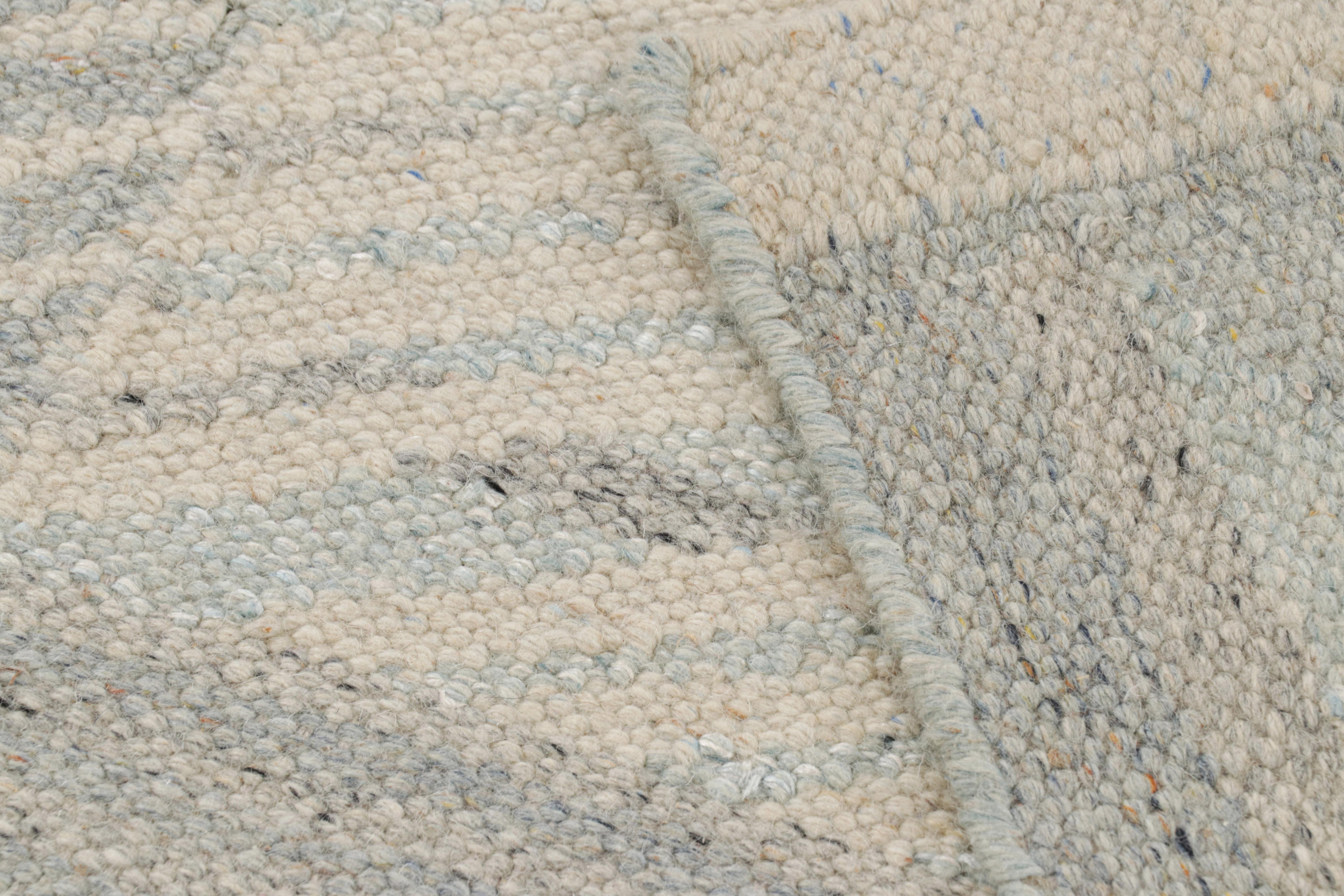 Rug & Kilim's Teppich im skandinavischen Stil in Blau und Grau mit geometrischen Mustern (Wolle) im Angebot