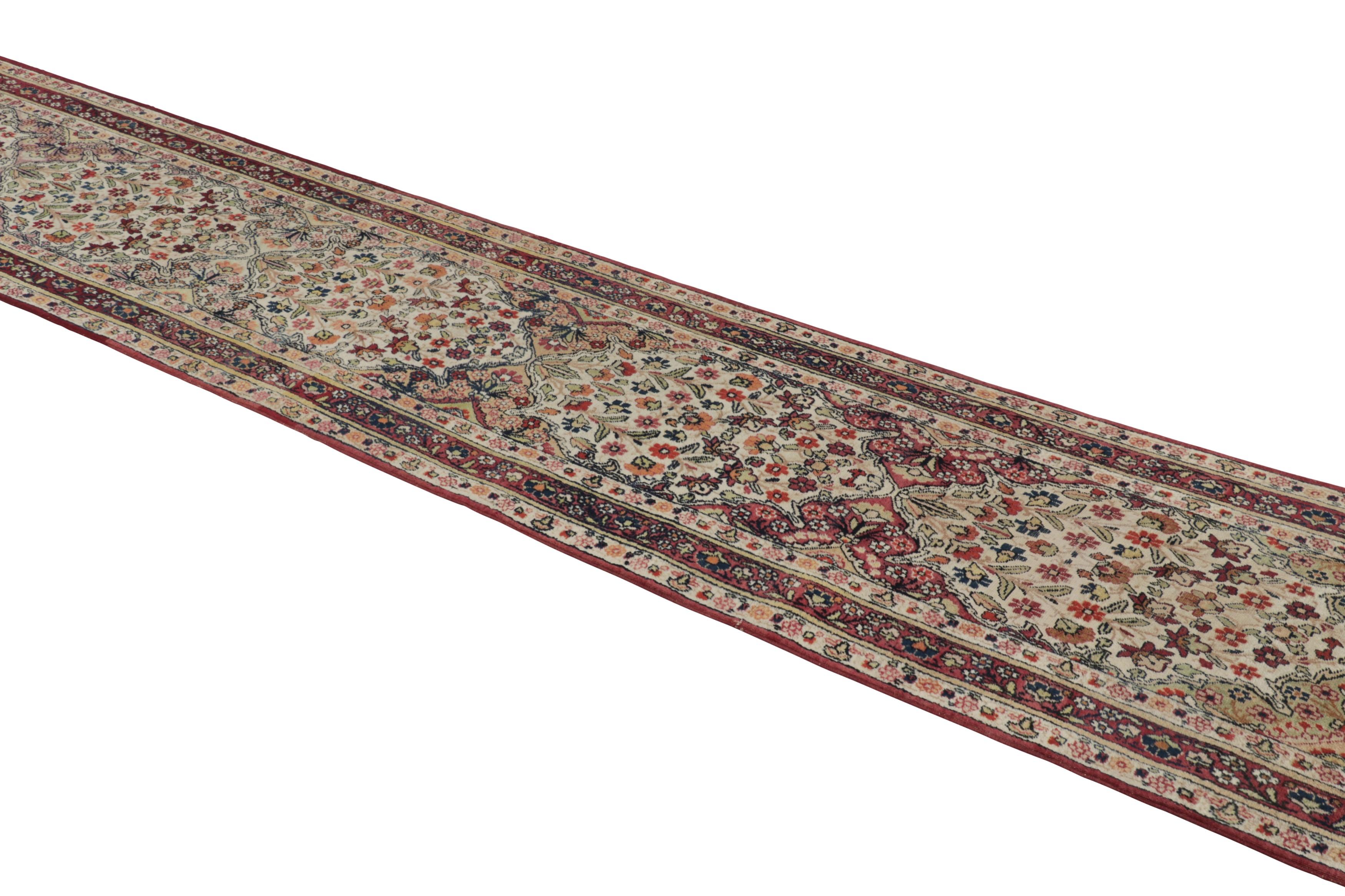 Dieser antike Kerman Lavar-Teppich in der Größe 3x18 aus handgeknüpfter Wolle (ca. 1890-1900) ist ein äußerst seltener und aufregender Neuzugang zu den Rug & Kilim-Kurationen dieser gefeierten Weberei-Tradition. 

Über das Design: 

Designer und