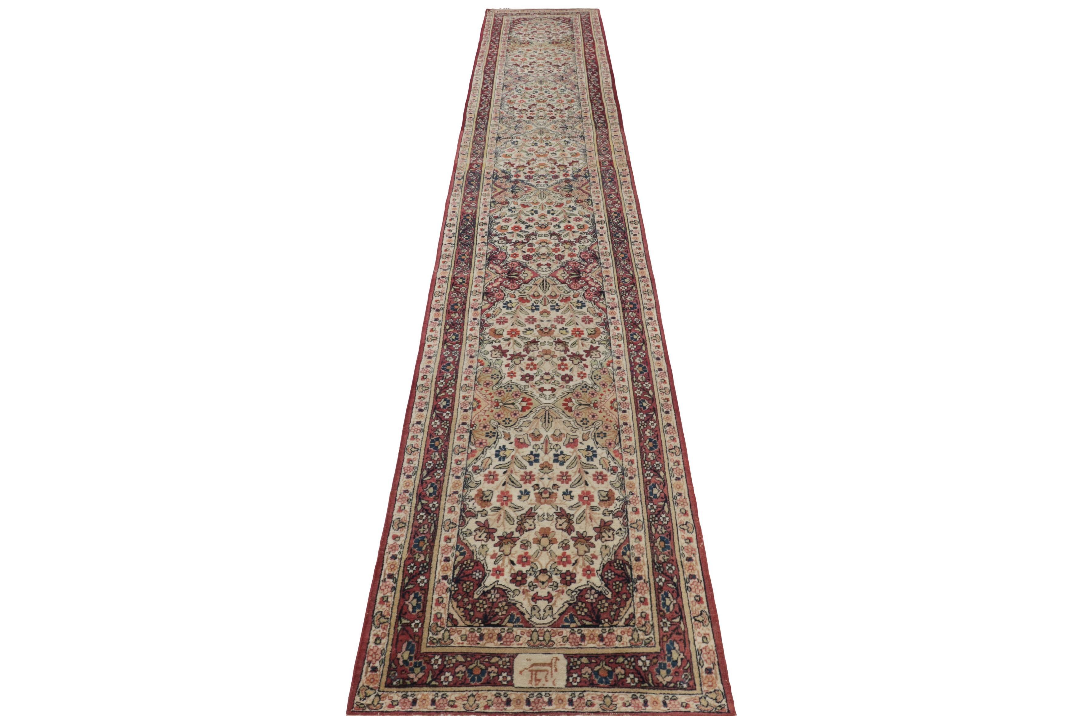 Antiker Kerman Lavar Perserteppich, extralanger Läufer mit Blumen - Rug & Kilim (Handgeknüpft) im Angebot