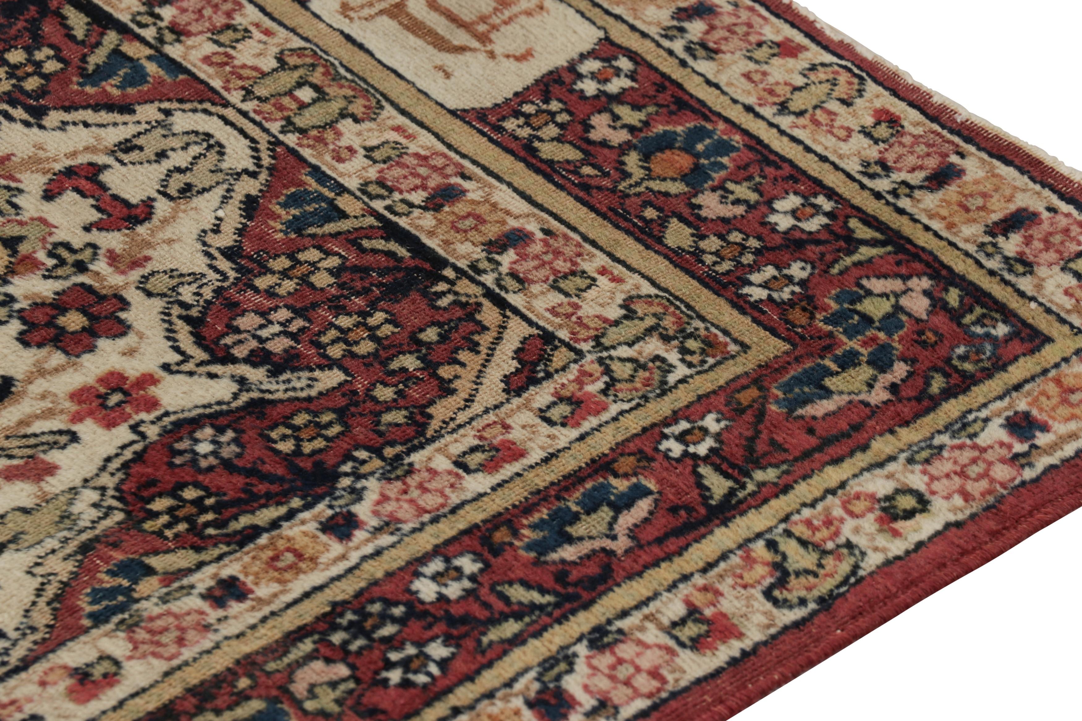 Antiker Kerman Lavar Perserteppich, extralanger Läufer mit Blumen - Rug & Kilim (Persisch) im Angebot