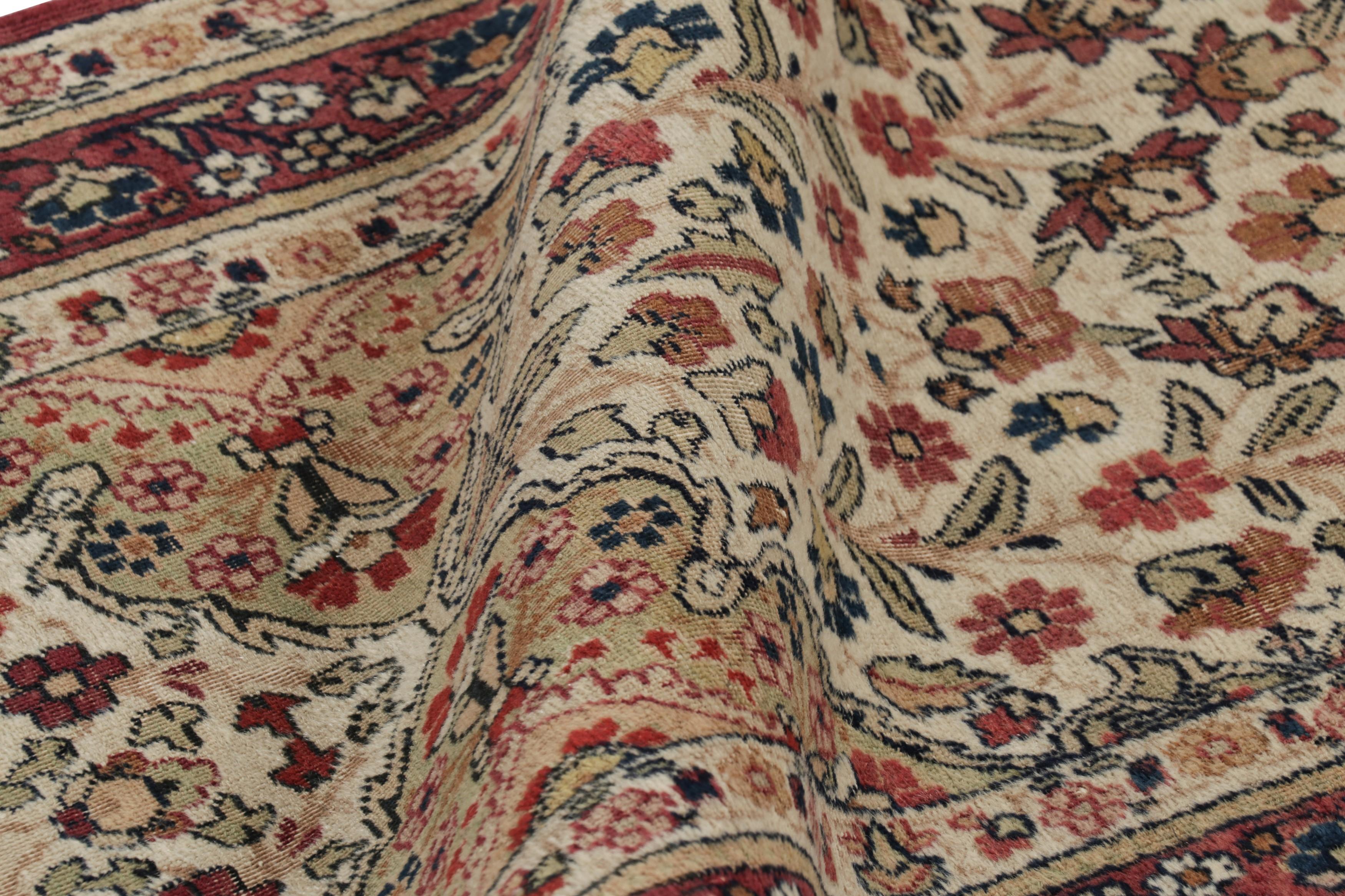 Antiker Kerman Lavar Perserteppich, extralanger Läufer mit Blumen - Rug & Kilim (Wolle) im Angebot