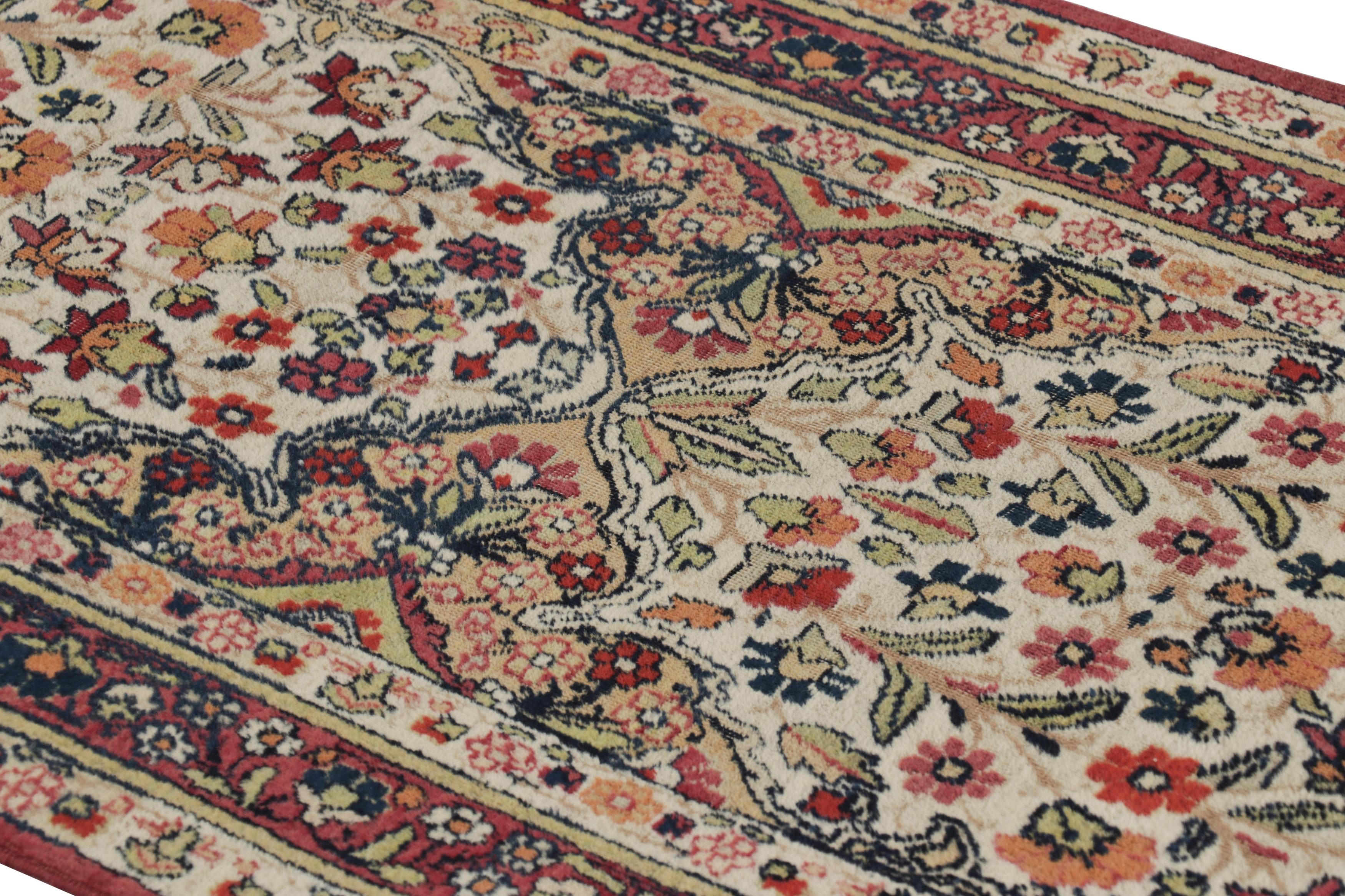 Antiker Kerman Lavar Perserteppich, extralanger Läufer mit Blumen - Rug & Kilim (Spätes 19. Jahrhundert) im Angebot