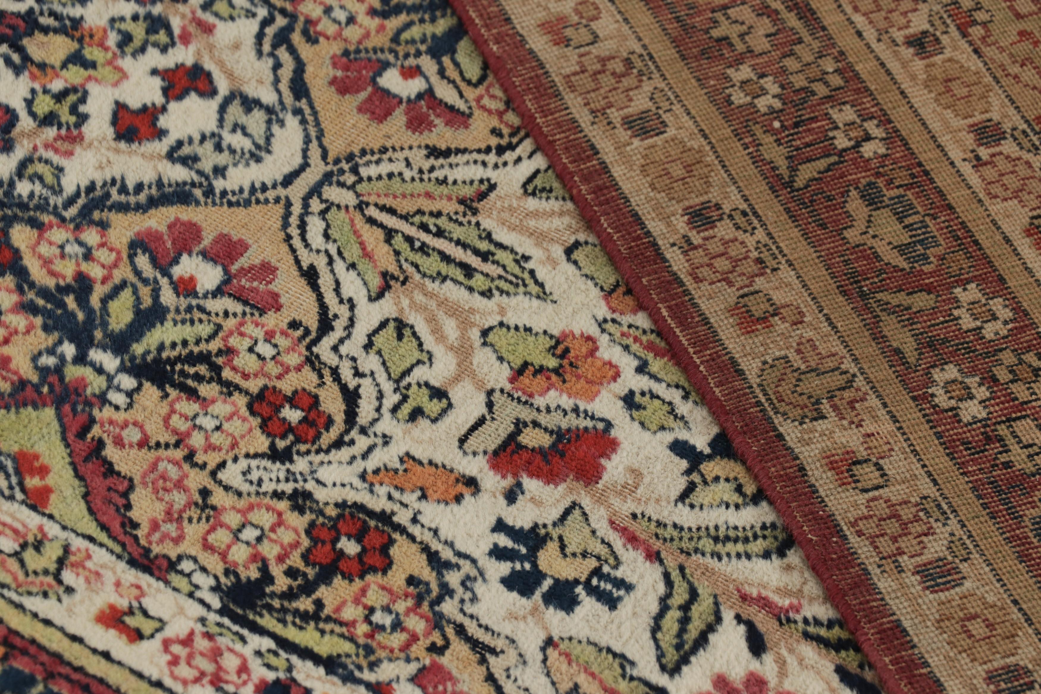 Antiker Kerman Lavar Perserteppich, extralanger Läufer mit Blumen - Rug & Kilim im Angebot 1