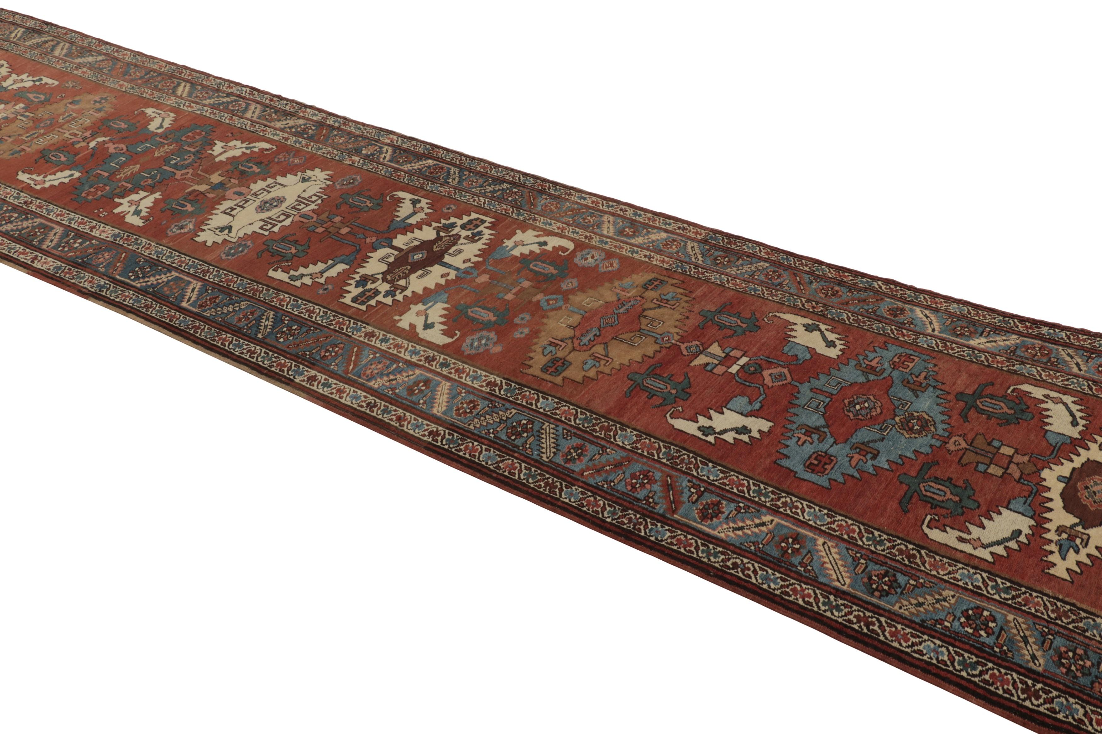 Réalisé en laine nouée à la main vers 1890-1900, ce tapis de course persan antique 3x15 est un nouvel ajout exemplaire aux collections de Rug & Kilim sur la célèbre provenance et la tradition de tissage Serapi. 

Sur le Design : 

Les designers et
