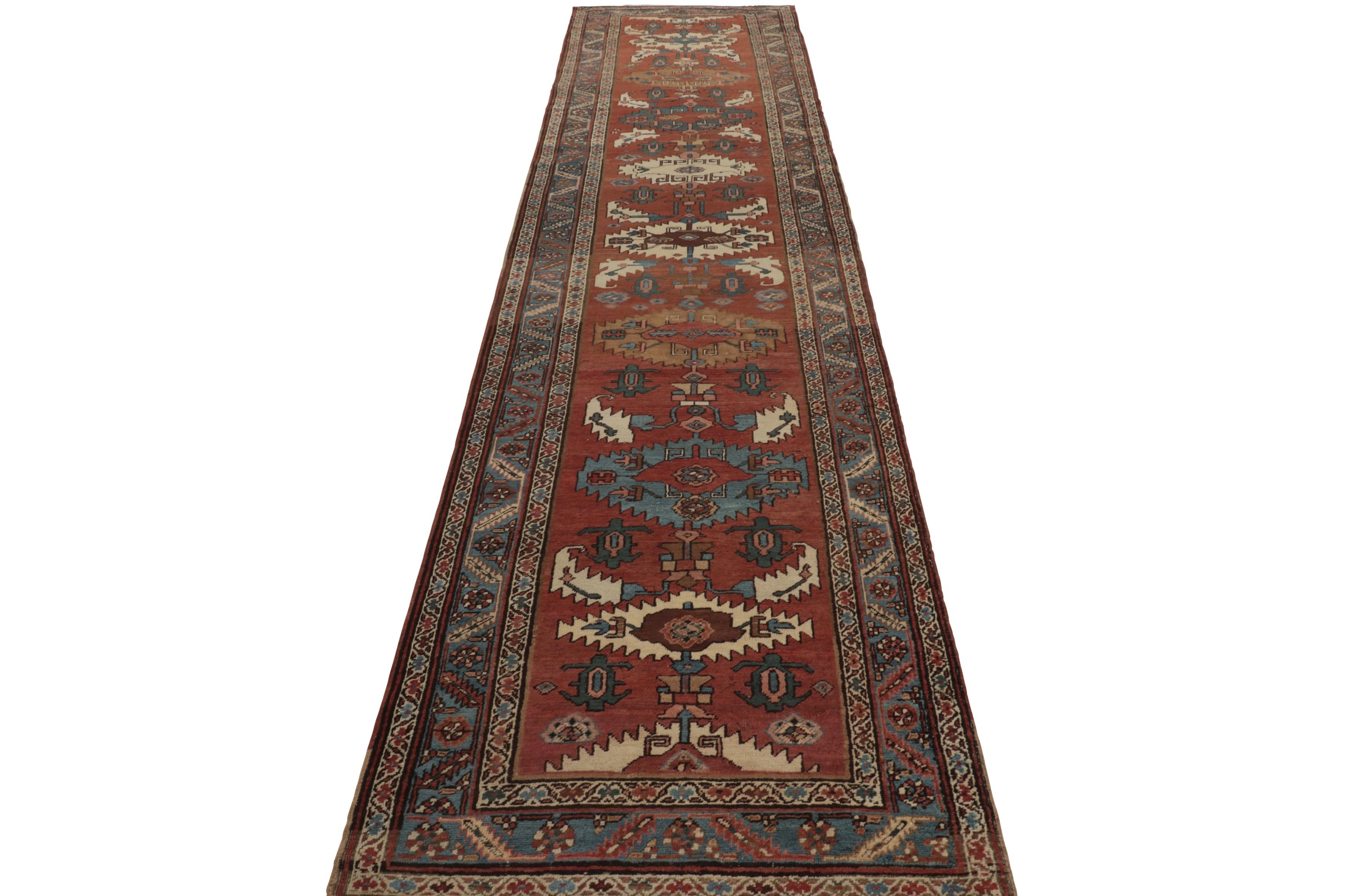 Noué à la main Ancien tapis de course persan Serapi en rouge avec médaillons géométriques - Rug & Kilim en vente