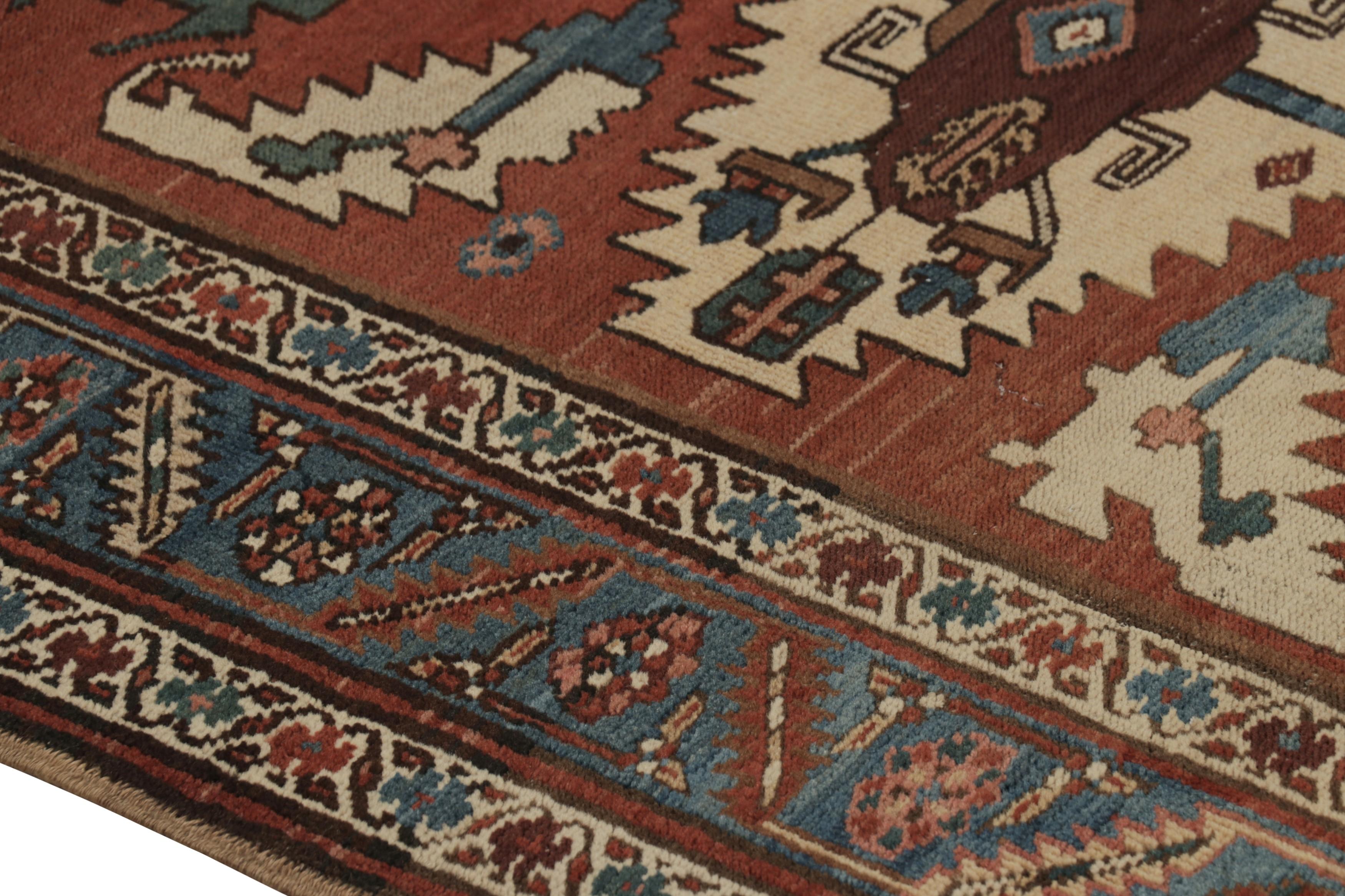 Ancien tapis de course persan Serapi en rouge avec médaillons géométriques - Rug & Kilim Excellent état - En vente à Long Island City, NY