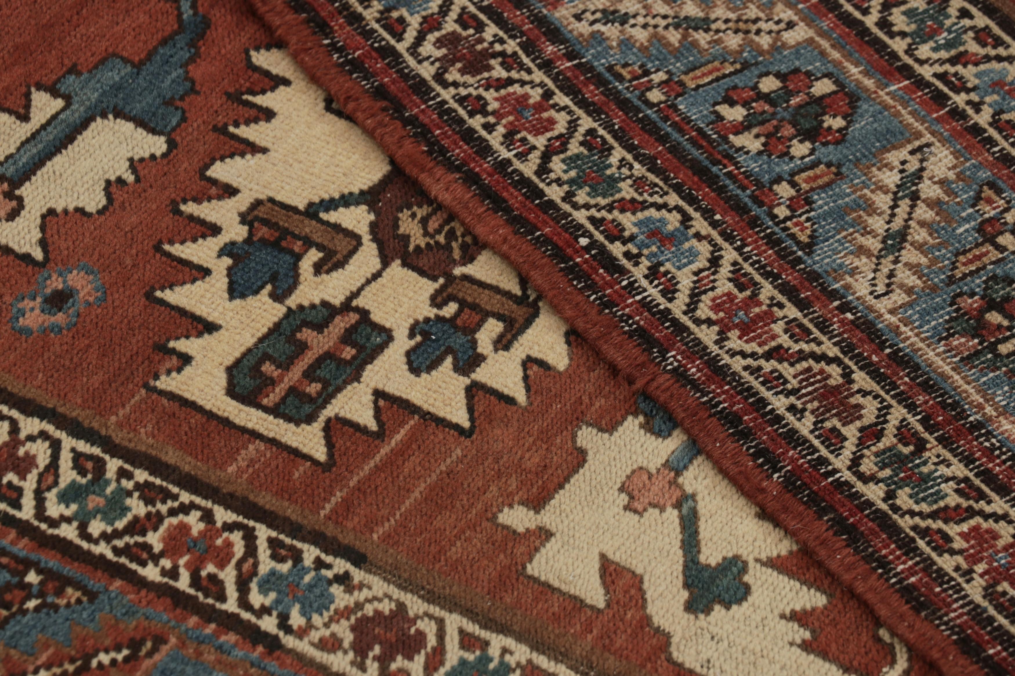 Fin du XIXe siècle Ancien tapis de course persan Serapi en rouge avec médaillons géométriques - Rug & Kilim en vente