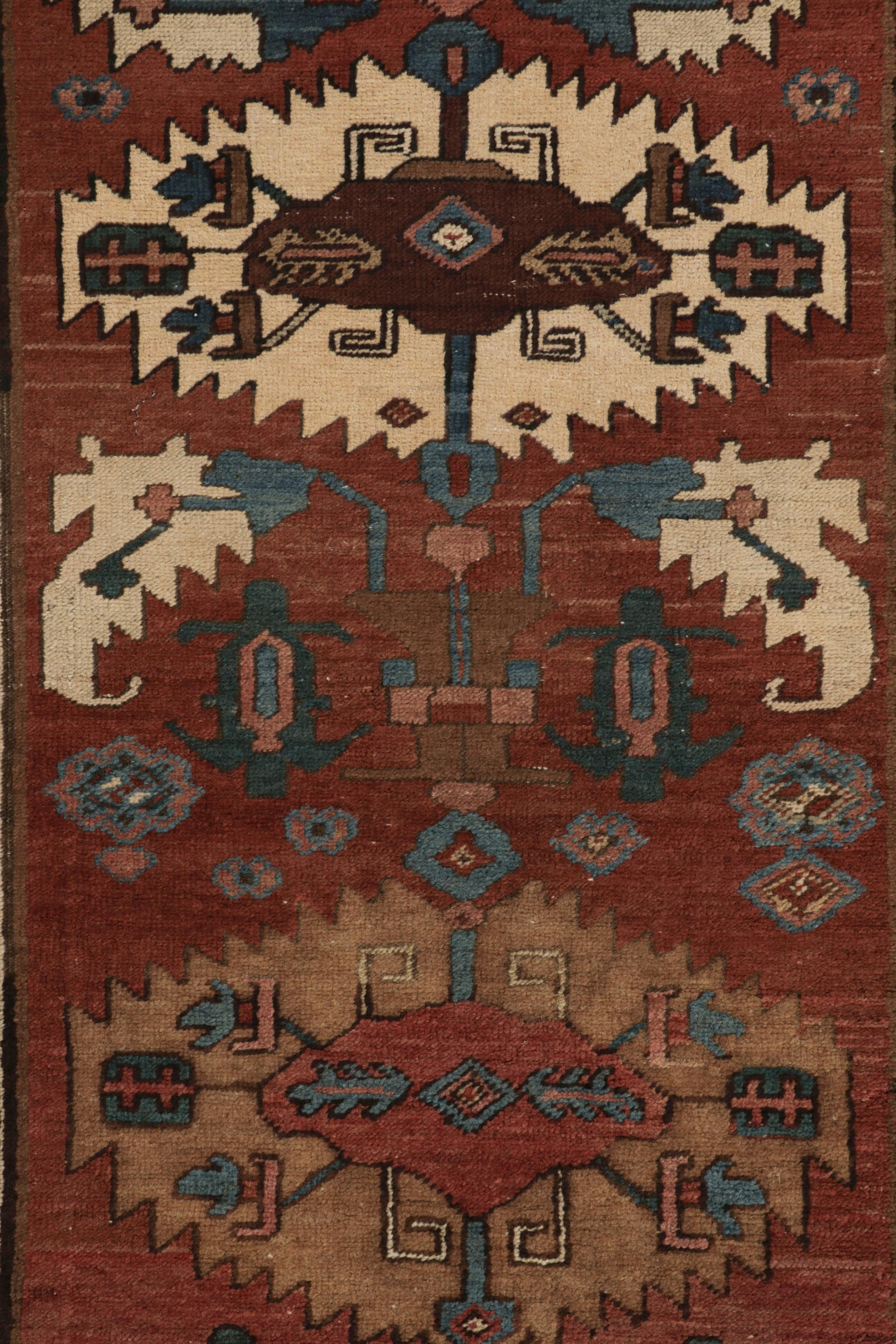 Perse Ancien tapis de course persan Serapi en rouge avec médaillons géométriques - Rug & Kilim en vente