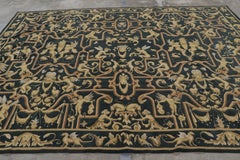 Rug & Kilim è un tappeto a trama piatta in stile Tudor, nero e con motivi pittorici dorati.