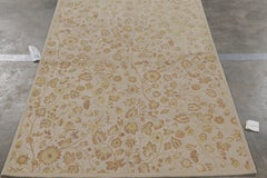 Rug & Kilim è un tappeto in stile Tudor in bianco con motivi floreali beige-marrone