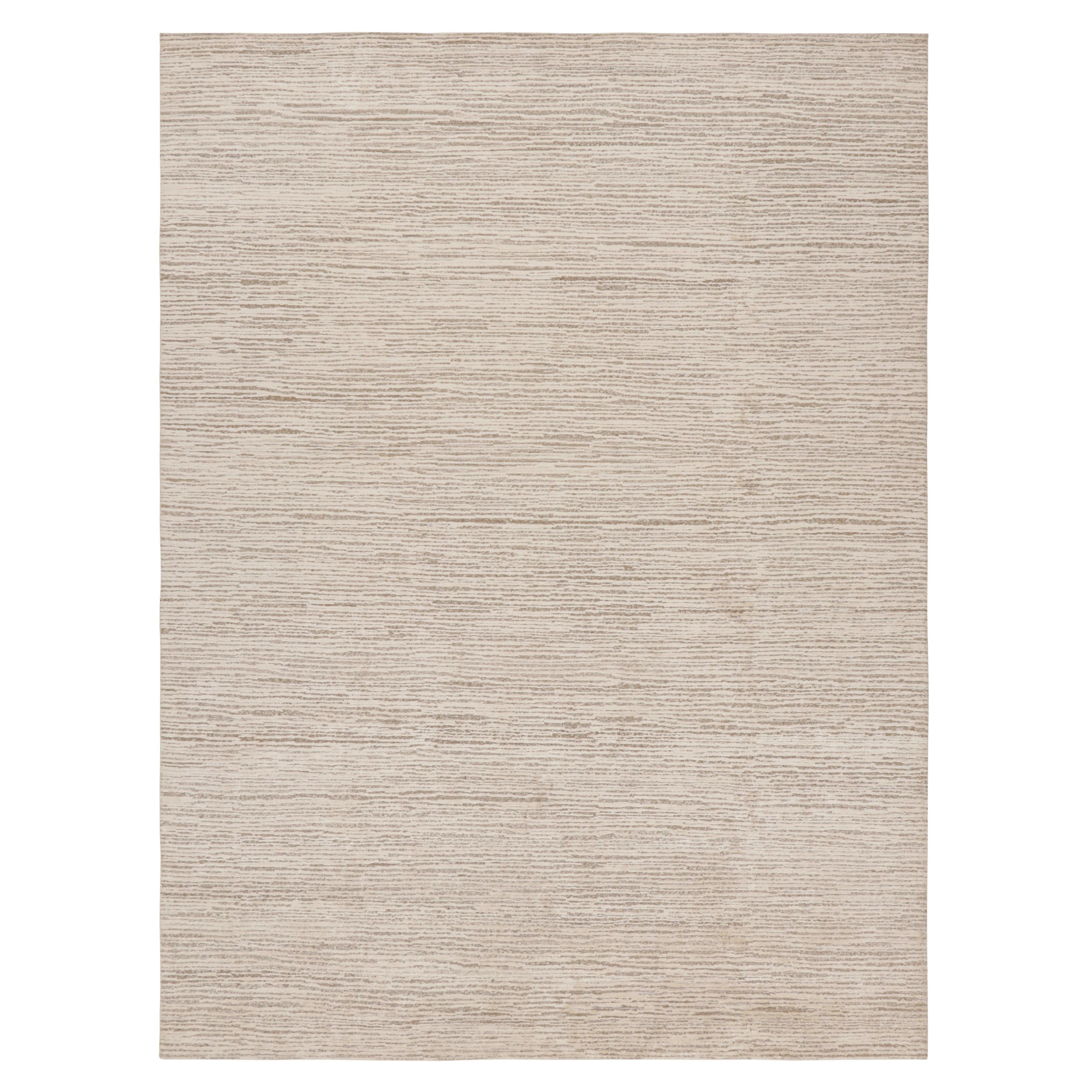 Rug & Kilim è un tappeto contemporaneo dai toni beige e bianco crema.