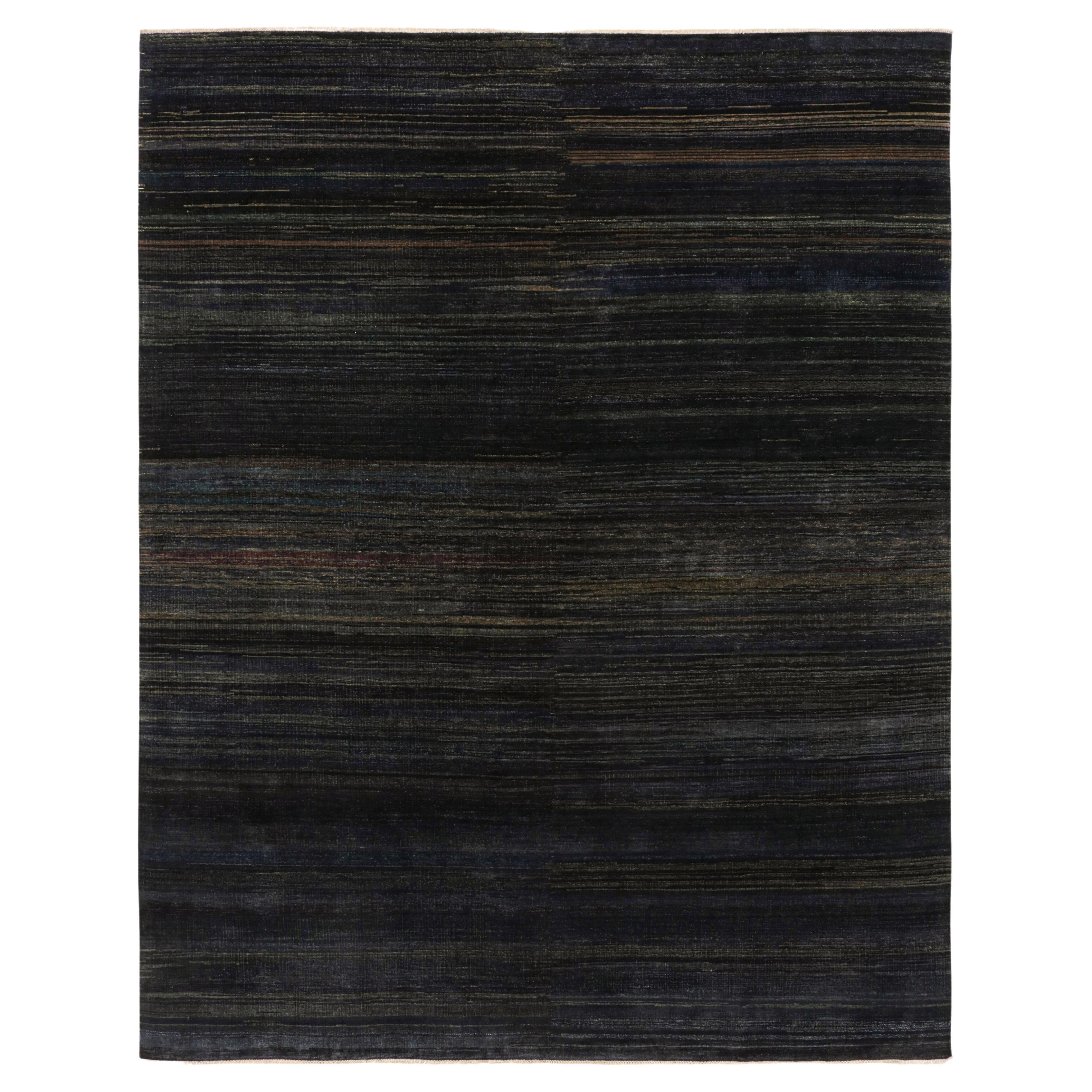 Rug & Kilim è un tappeto moderno a righe e strisce blu scuro e grisaglie.