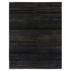 Rug & Kilim è un tappeto moderno a righe e strisce blu scuro e grisaglie.