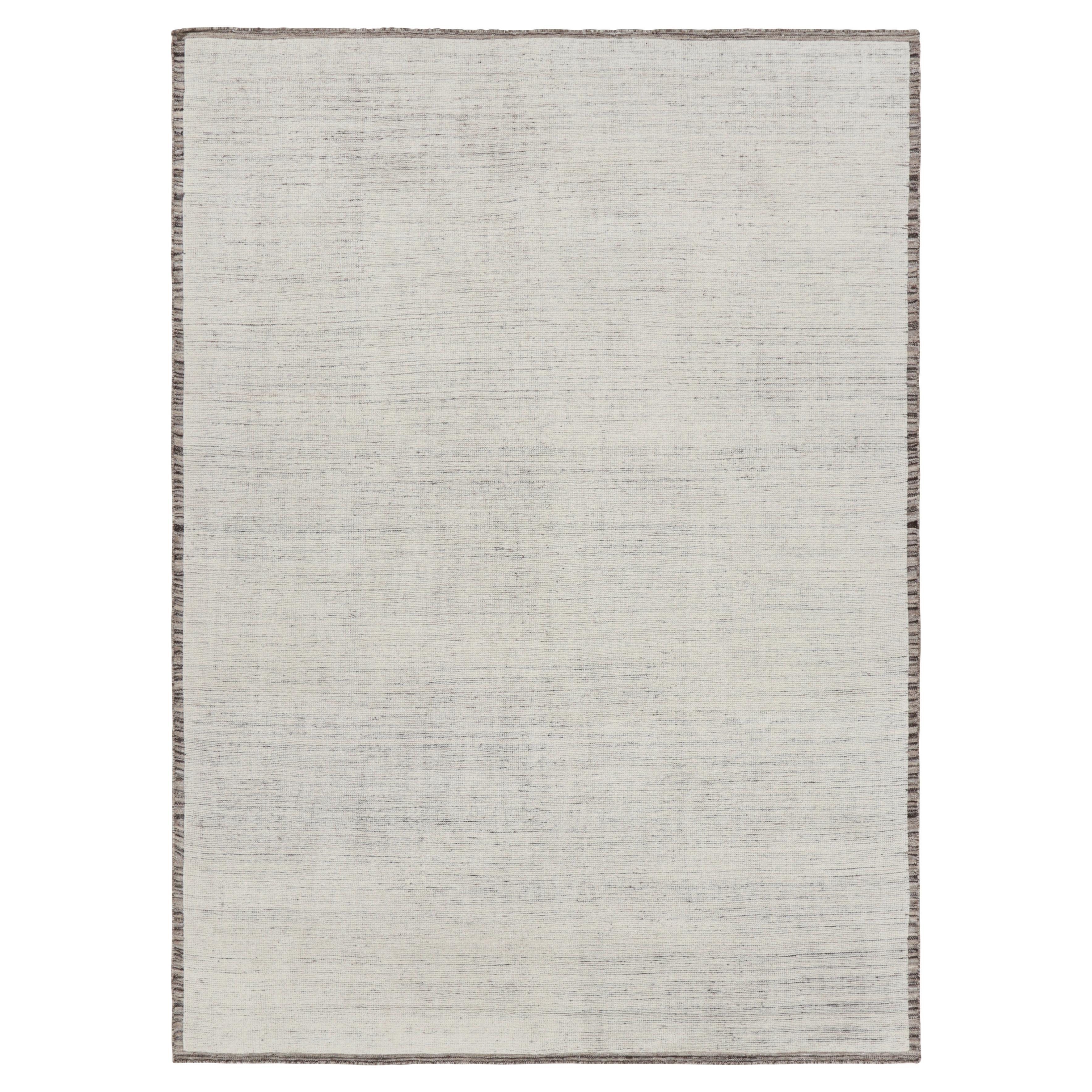 Rug & Kilim è un tappeto contemporaneo dai toni bianchi e dalle striature.