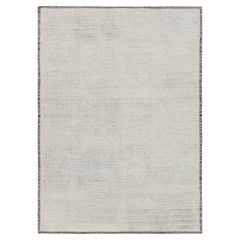 Rug & Kilim è un tappeto contemporaneo dai toni bianchi e dalle striature.