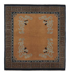 Alfombra cuadrada inspirada en el Art Decó chino de Rug 
Kilim, marrón con borde de llave griega