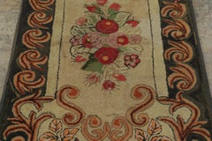 Antiker Häkeltapete mit Blumenbouquet-Medaillon in Beige und Schwarz – Teppich & Kelim